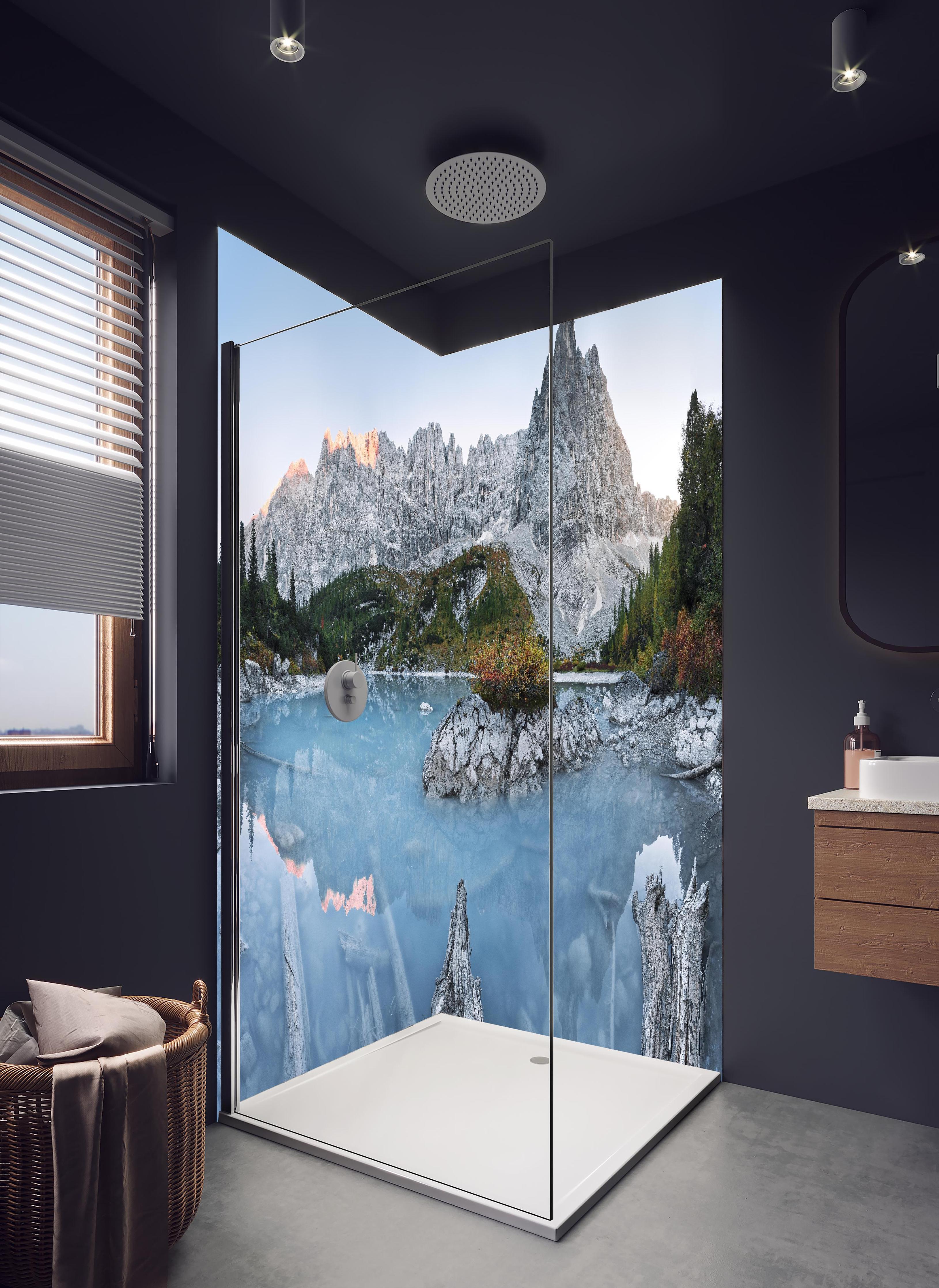 Duschrückwand - Bergsee Panorama Dolomiten Italien in hellem Badezimmer mit Regenduschkopf - zweiteilige Eck-Duschrückwand