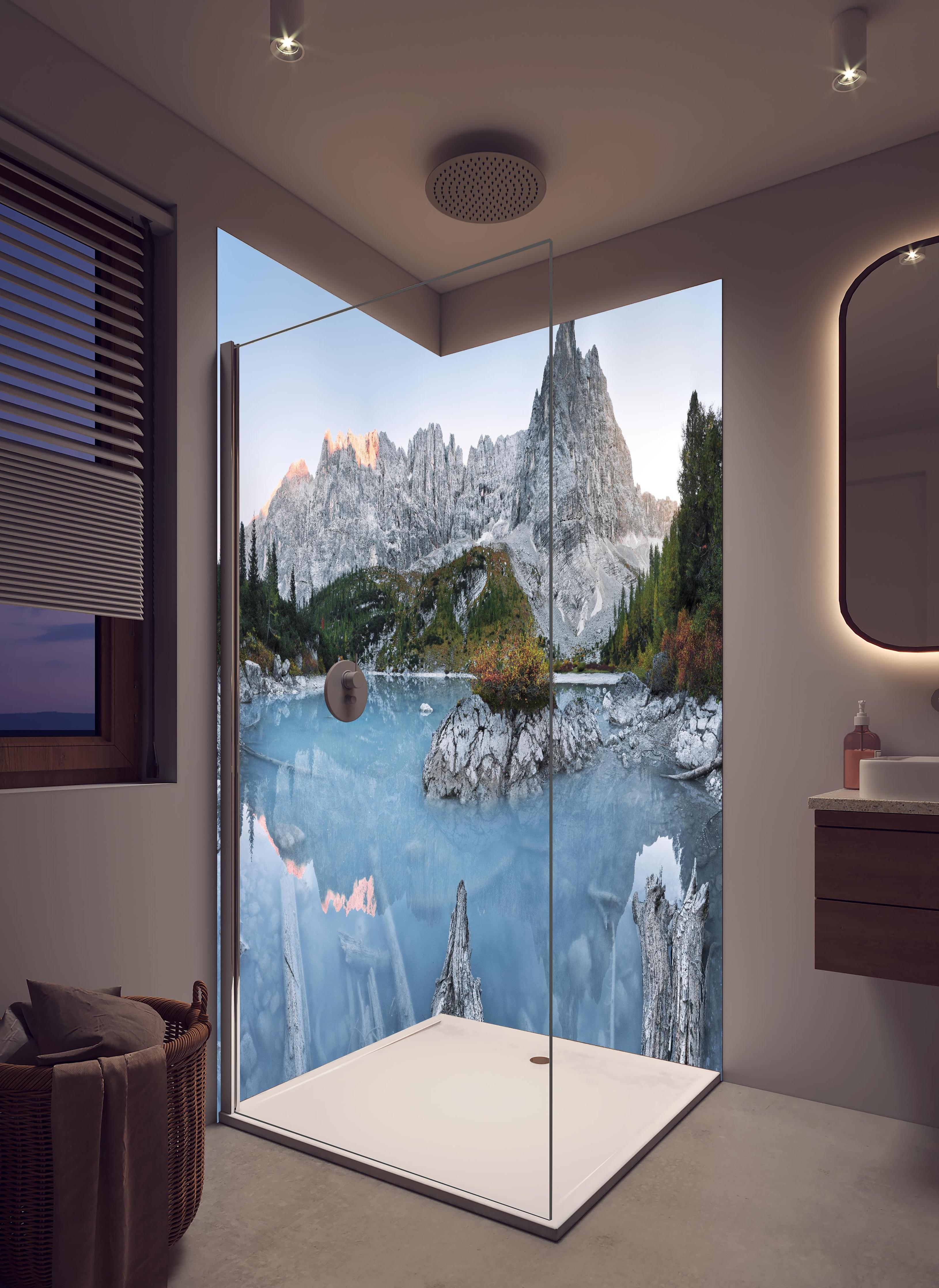 Duschrückwand - Bergsee Panorama Dolomiten Italien in hellem Badezimmer mit Regenduschkopf - zweiteilige Eck-Duschrückwand