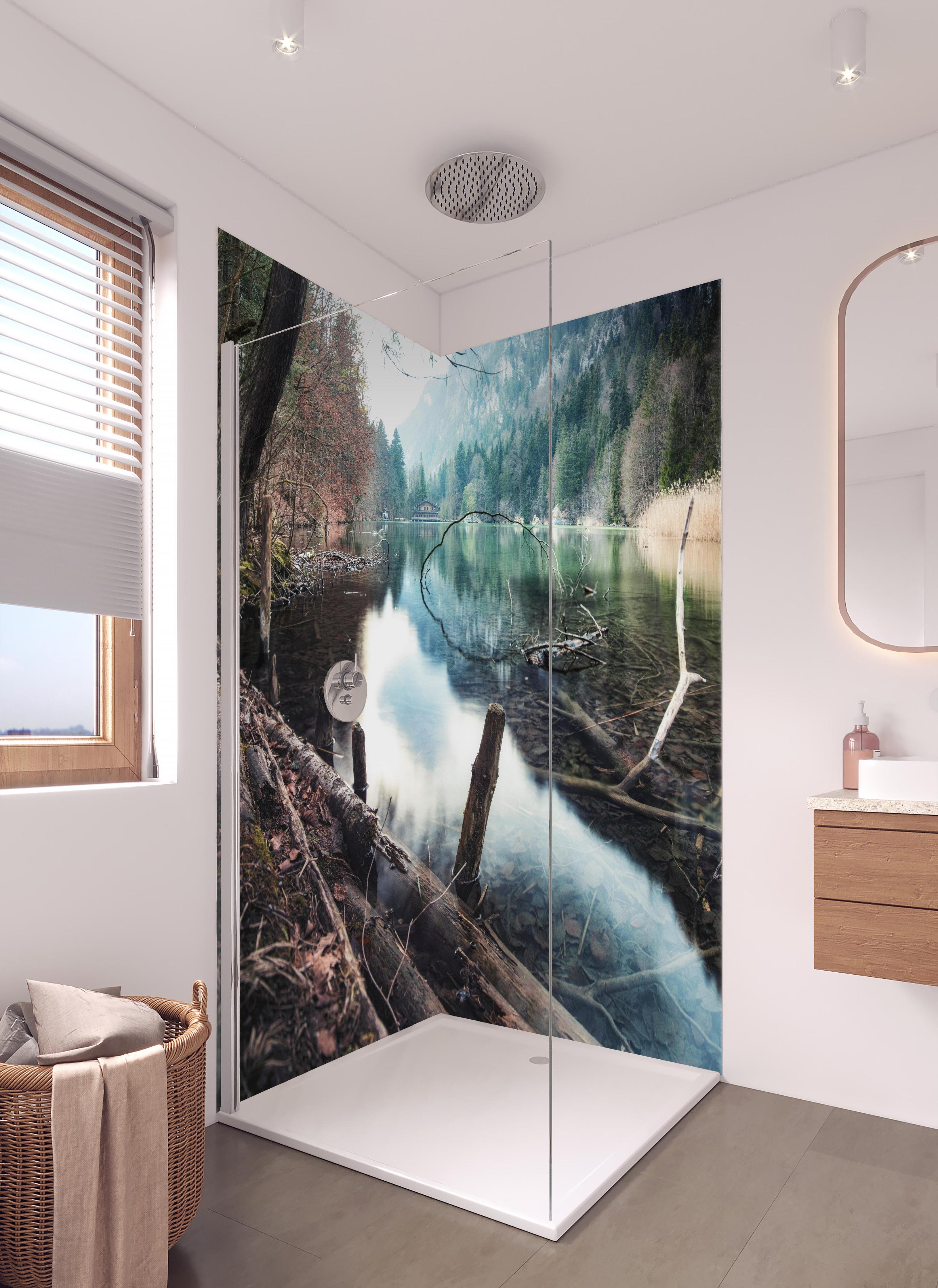 Duschrückwand - Bergsee im Kaskada Wald in hellem Badezimmer mit Regenduschkopf - zweiteilige Eck-Duschrückwand