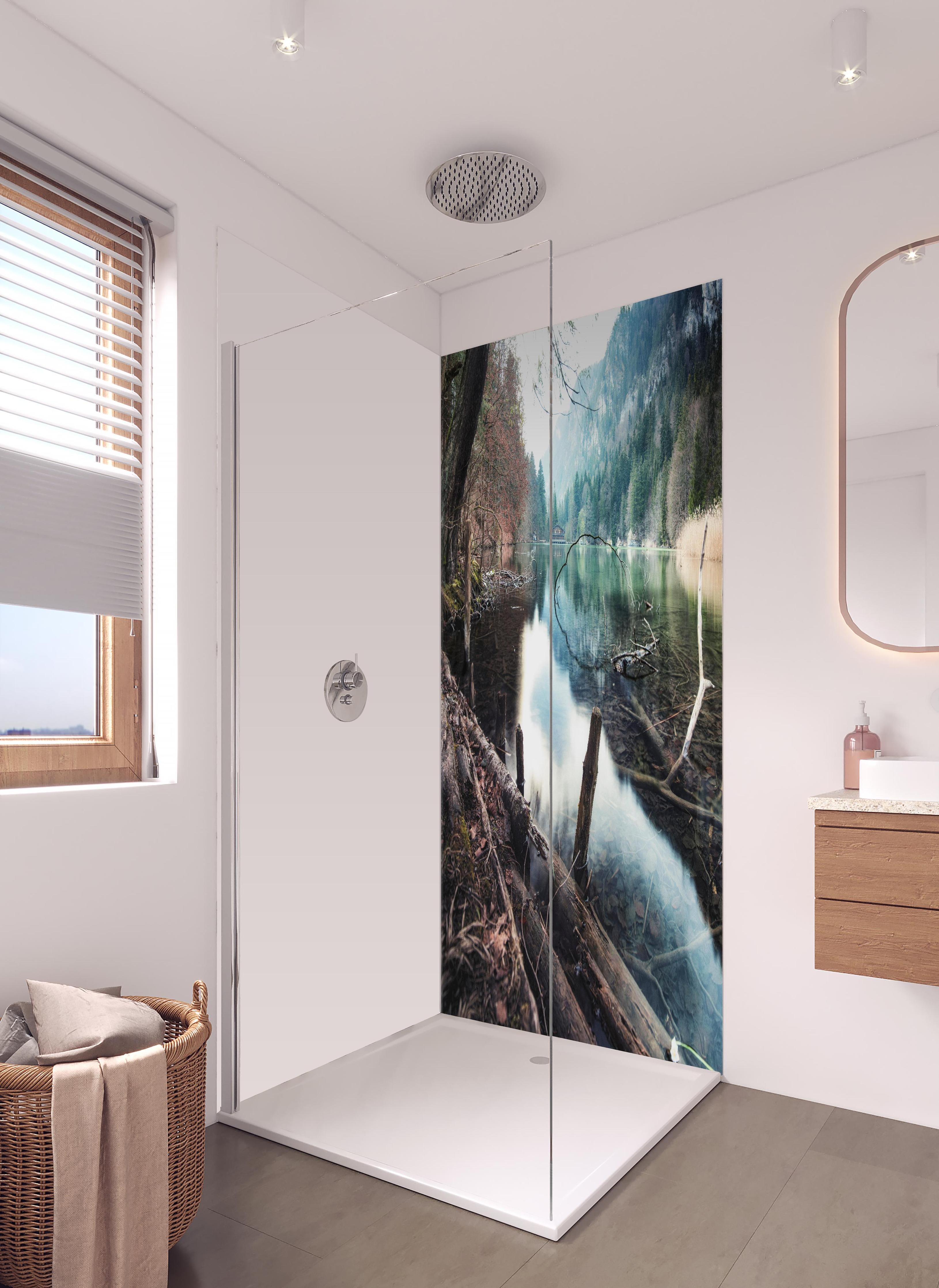 Duschrückwand - Bergsee im Kaskada Wald in hellem Badezimmer mit Regenduschkopf - zweiteilige Eck-Duschrückwand