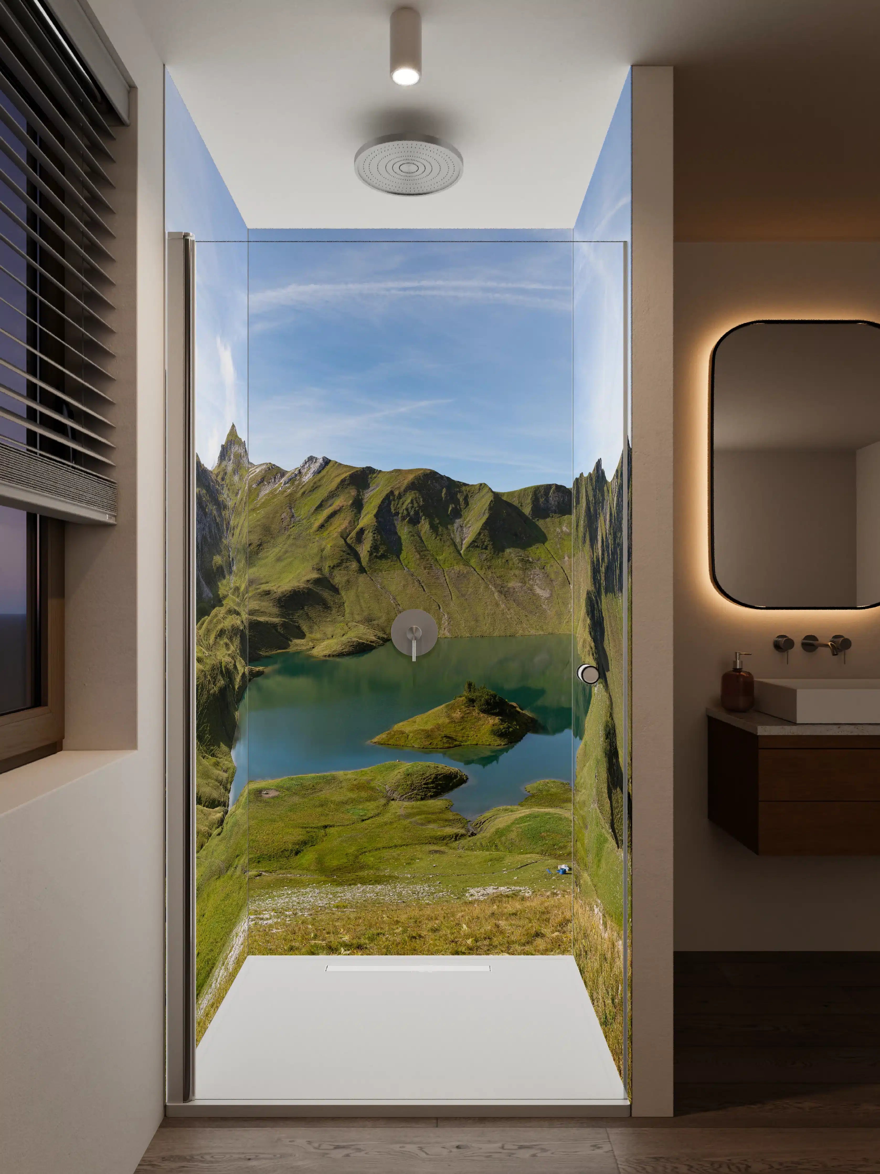 Duschrückwand - Bergsee inmitten grüner Landschaft