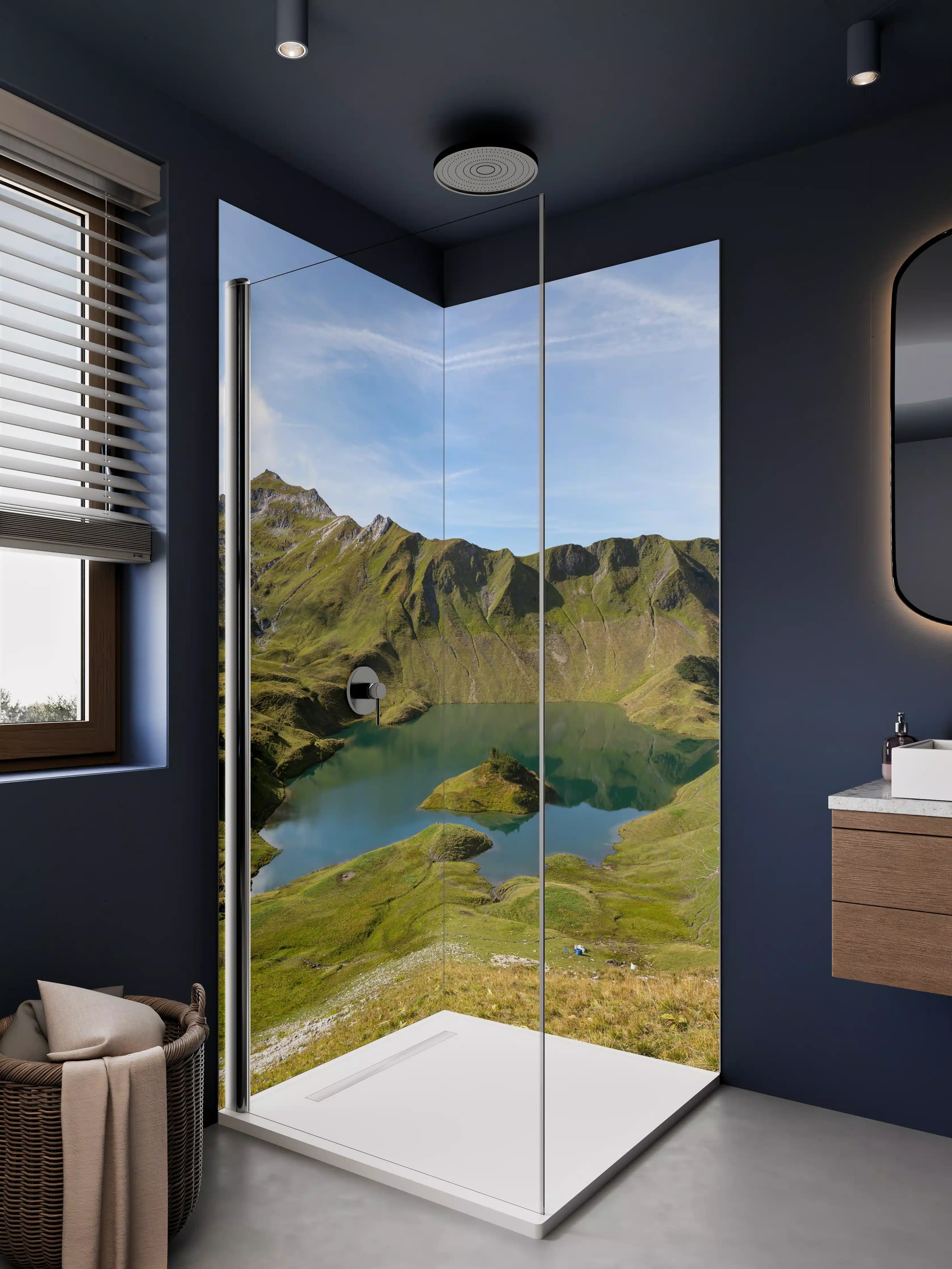 Duschrückwand - Bergsee inmitten grüner Landschaft
