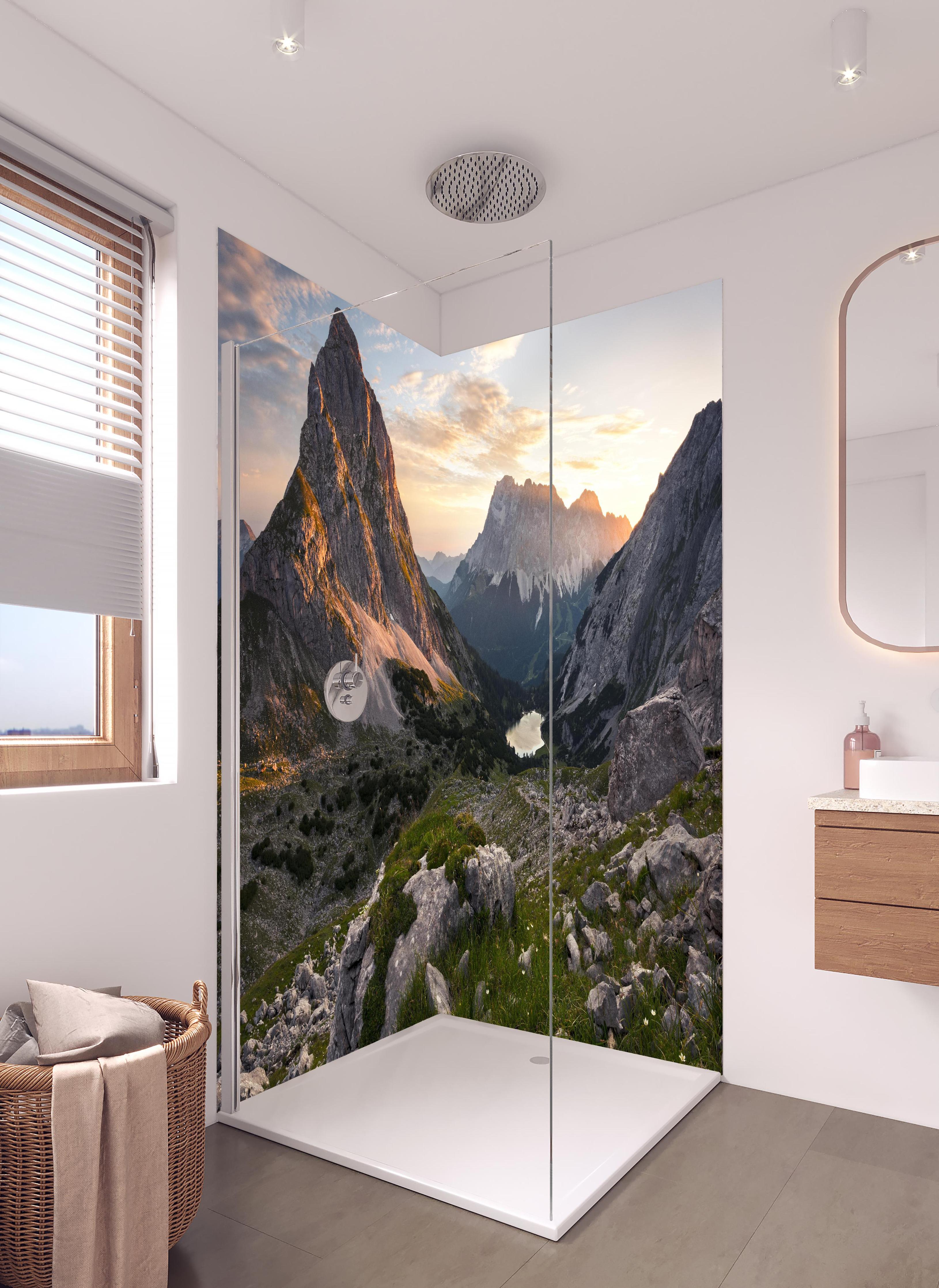 Duschrückwand - Bergseeidylle bei Abenddämmerung in hellem Badezimmer mit Regenduschkopf - zweiteilige Eck-Duschrückwand