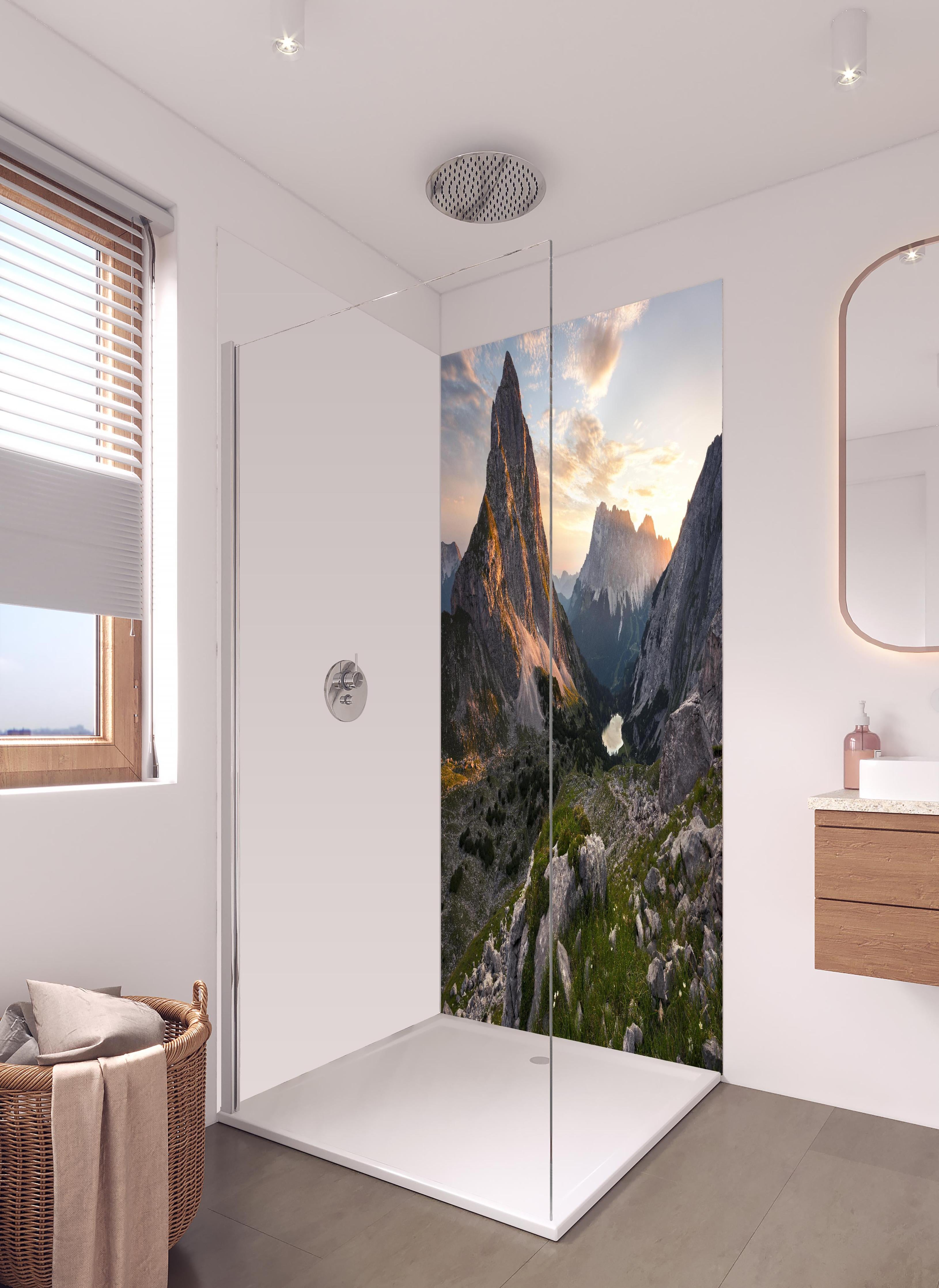 Duschrückwand - Bergseeidylle bei Abenddämmerung in hellem Badezimmer mit Regenduschkopf - zweiteilige Eck-Duschrückwand