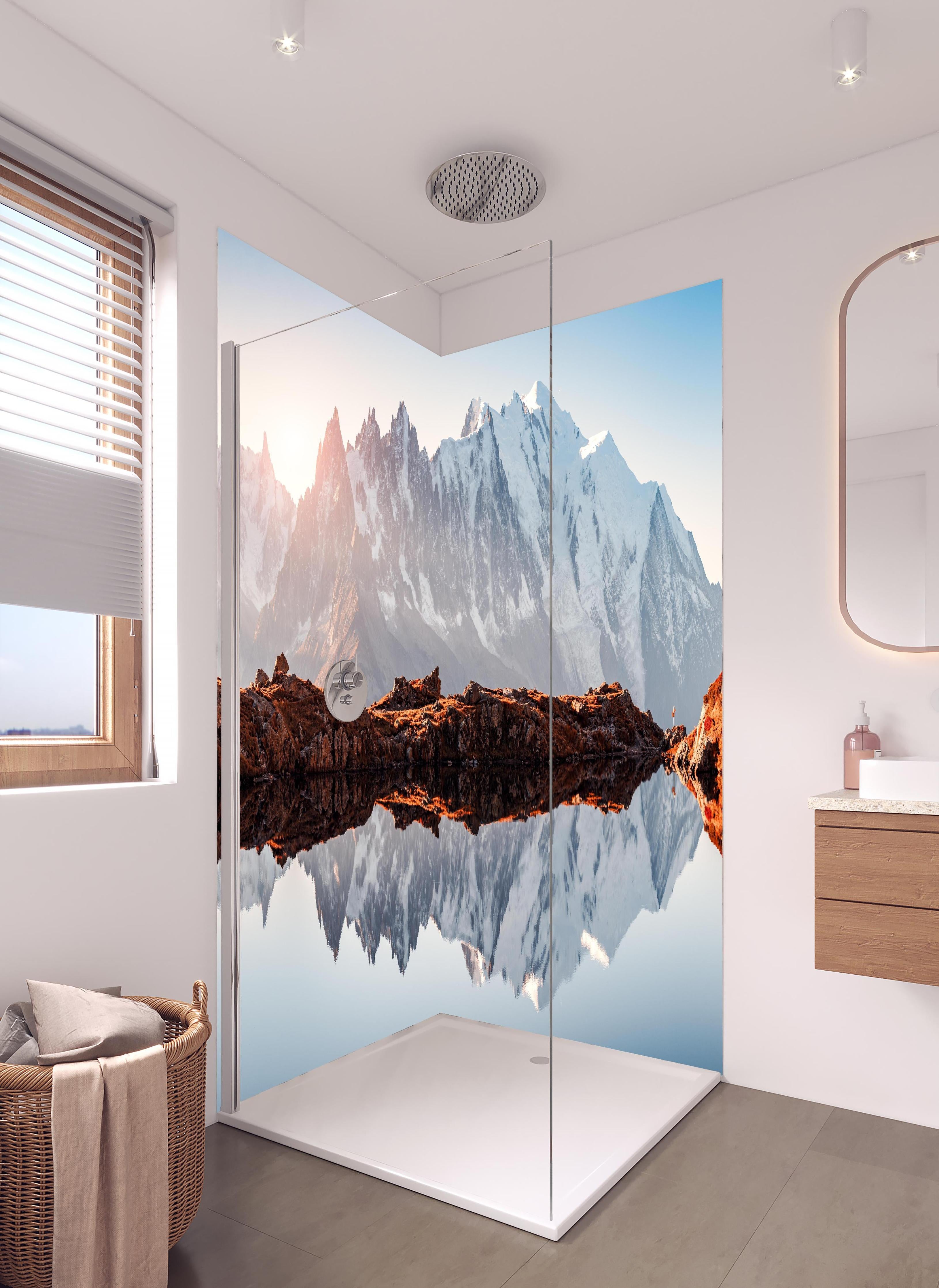 Duschrückwand - Bergspiegelung im Lac Blanc See in hellem Badezimmer mit Regenduschkopf - zweiteilige Eck-Duschrückwand