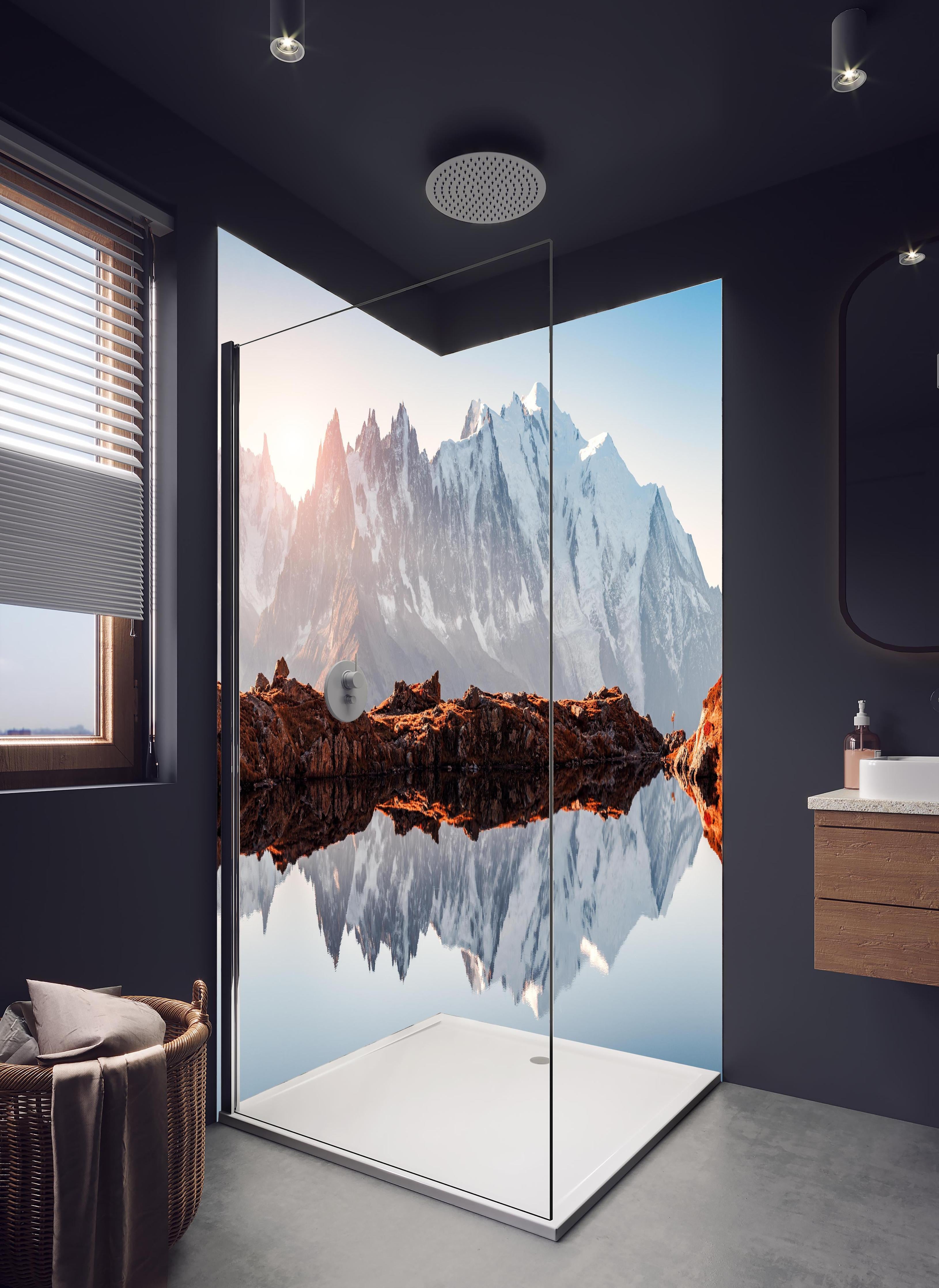 Duschrückwand - Bergspiegelung im Lac Blanc See in hellem Badezimmer mit Regenduschkopf - zweiteilige Eck-Duschrückwand