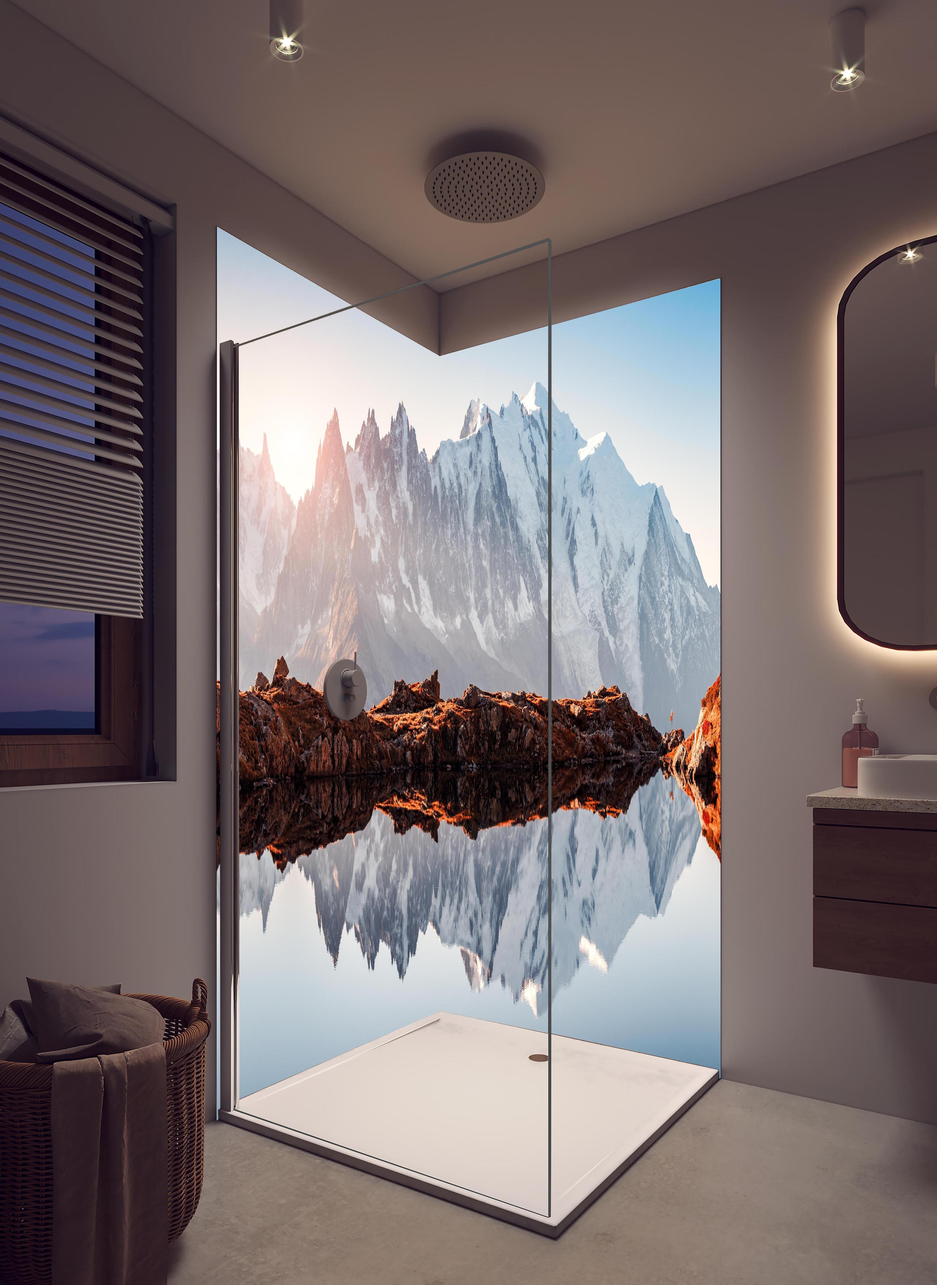 Duschrückwand - Bergspiegelung im Lac Blanc See in hellem Badezimmer mit Regenduschkopf - zweiteilige Eck-Duschrückwand