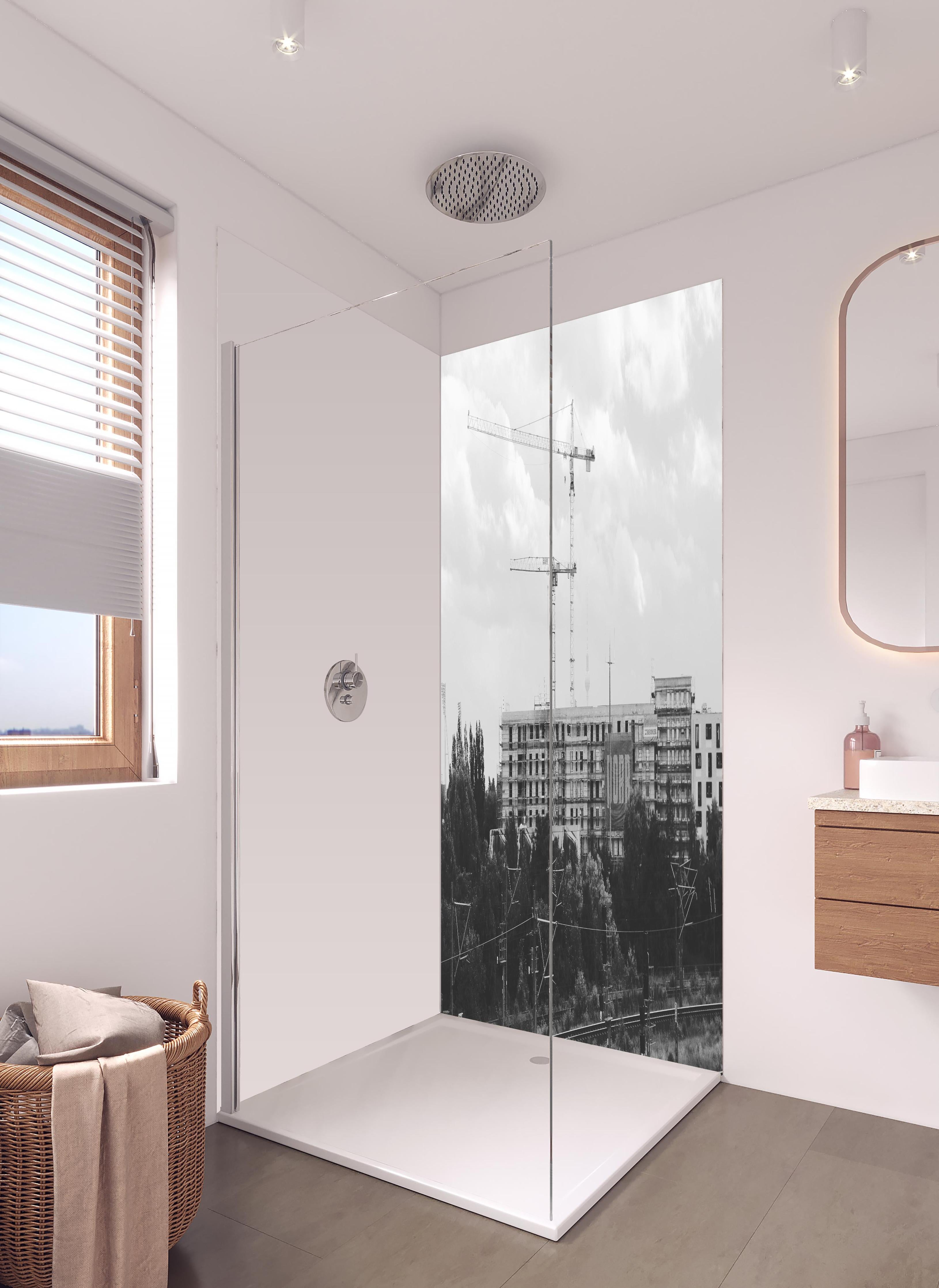 Duschrückwand - Berlin Schwarz-Weiß Stadtlandschaft Industrie in hellem Badezimmer mit Regenduschkopf - zweiteilige Eck-Duschrückwand