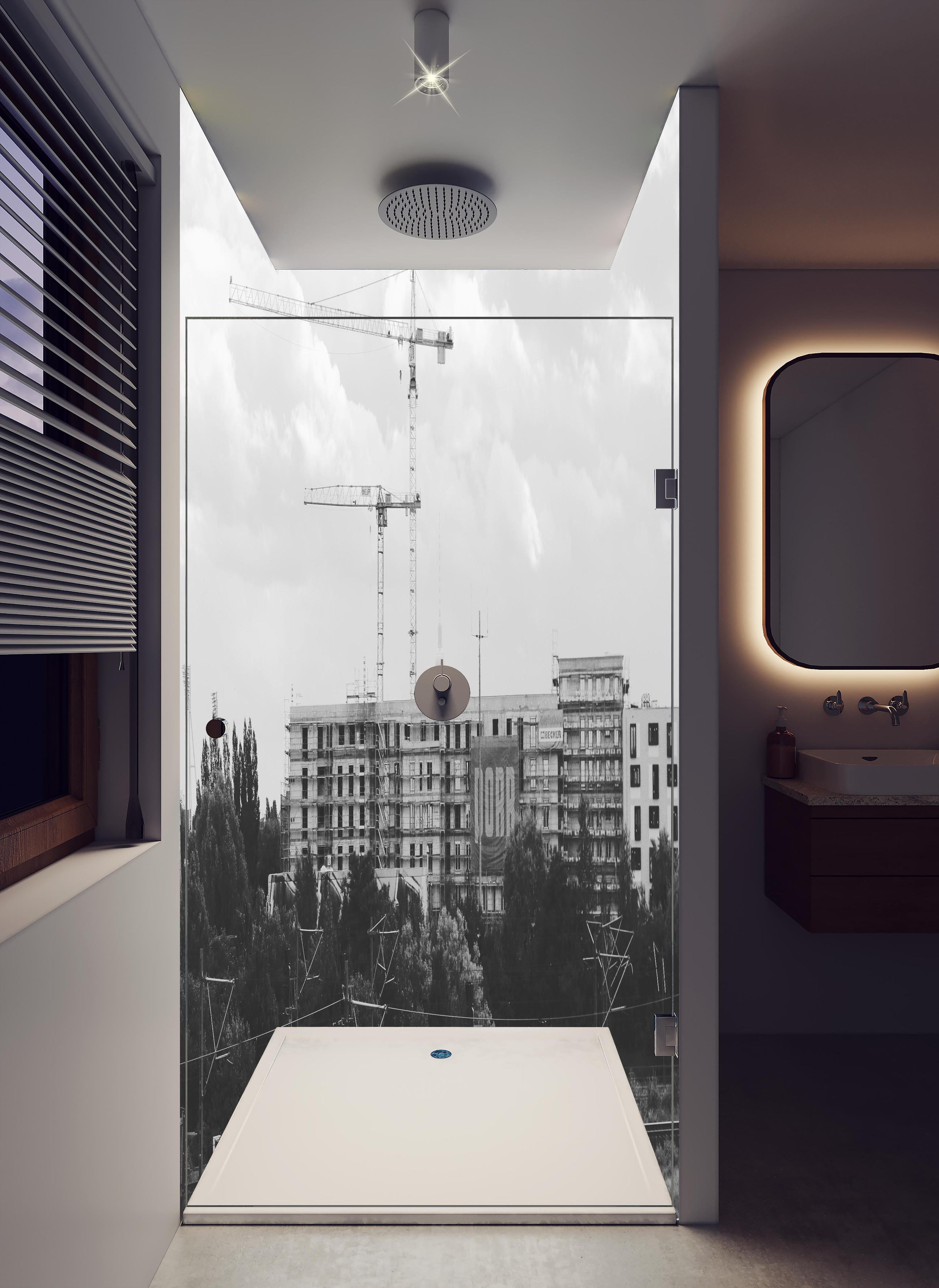 Duschrückwand - Berlin Schwarz-Weiß Stadtlandschaft Industrie in hellem Badezimmer mit Regenduschkopf - zweiteilige Eck-Duschrückwand