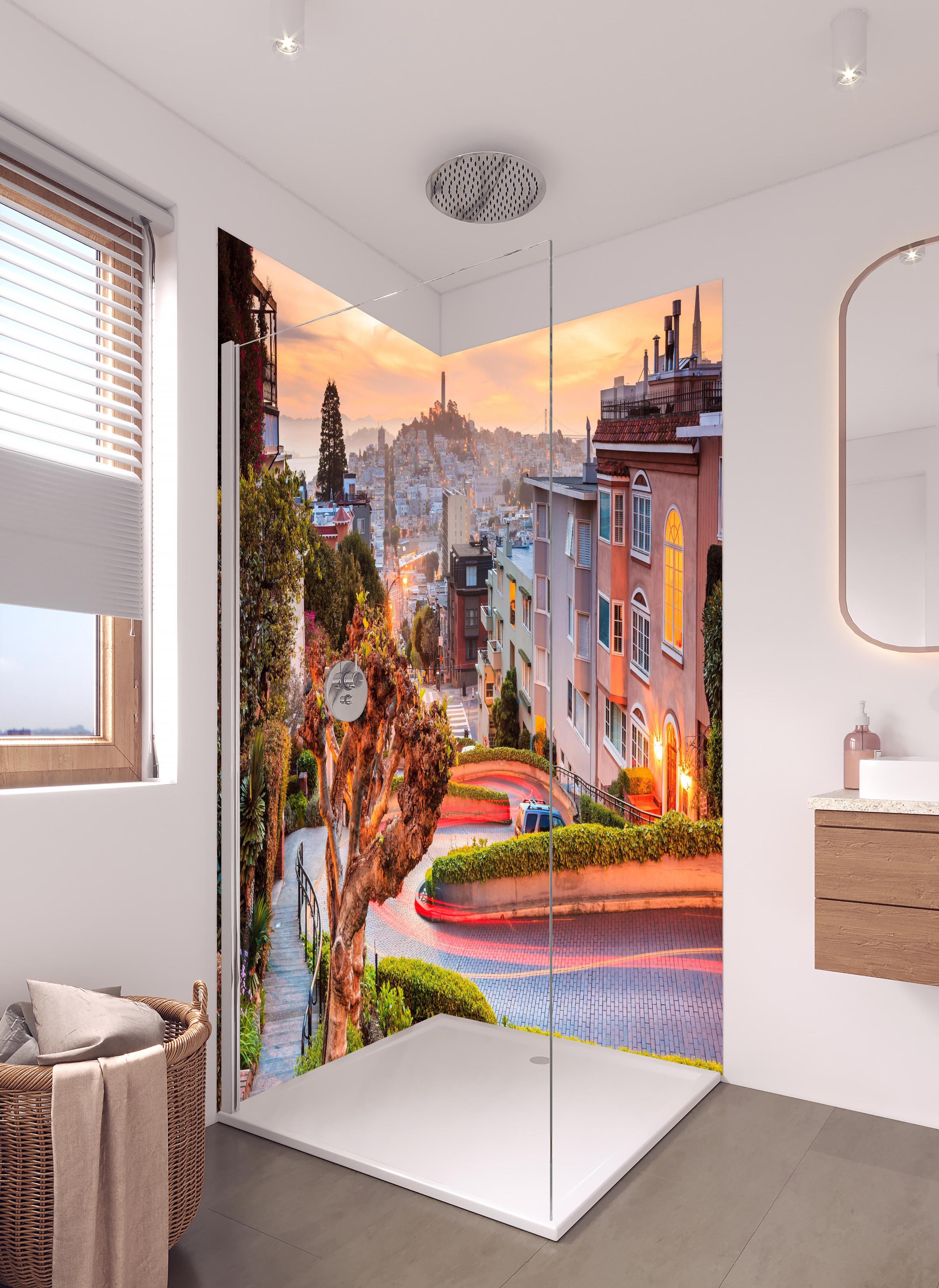 Duschrückwand - Berühmte Lombard Street in San Francisco in hellem Badezimmer mit Regenduschkopf - zweiteilige Eck-Duschrückwand
