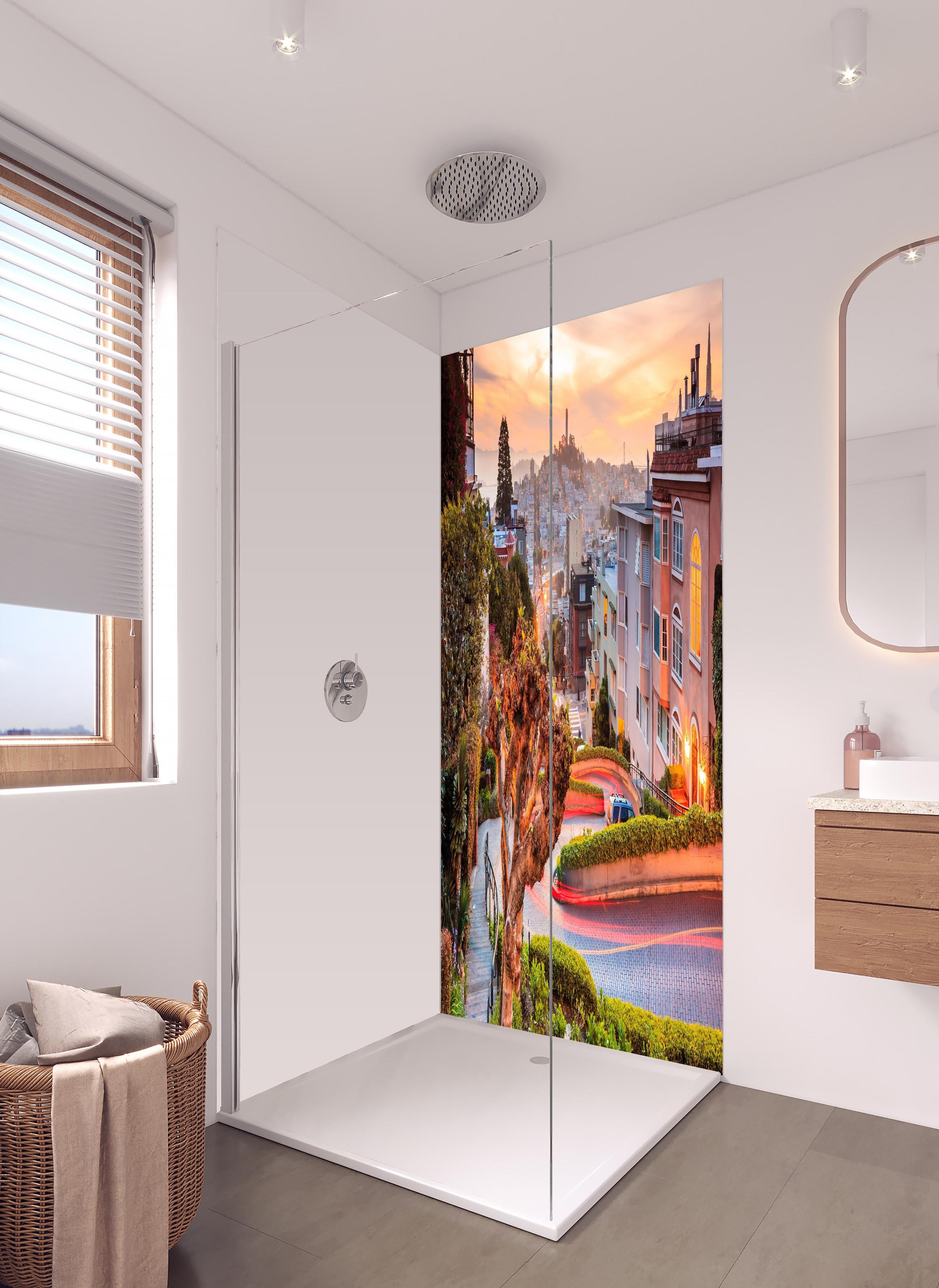 Duschrückwand - Berühmte Lombard Street in San Francisco in hellem Badezimmer mit Regenduschkopf - zweiteilige Eck-Duschrückwand