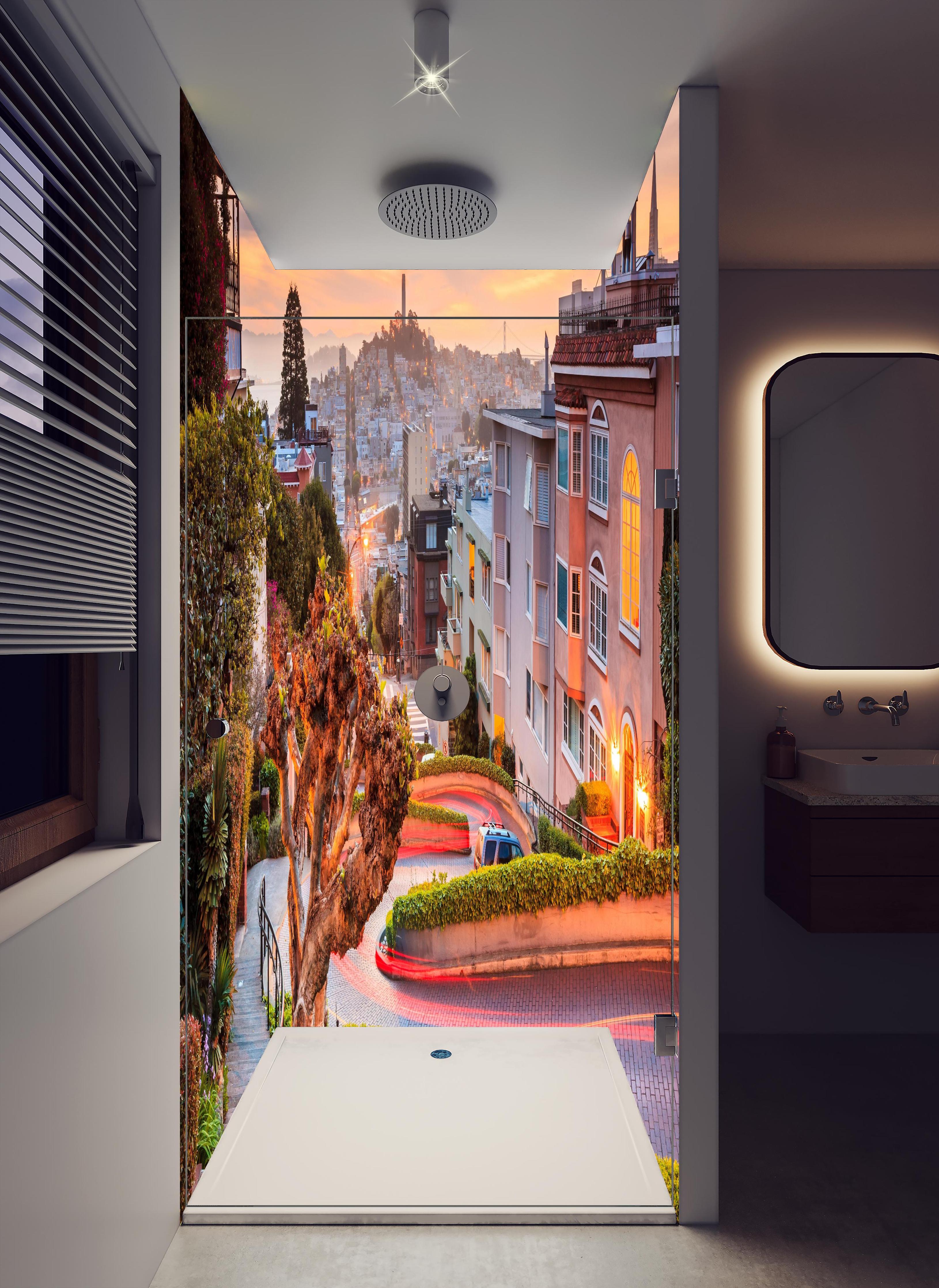 Duschrückwand - Berühmte Lombard Street in San Francisco in hellem Badezimmer mit Regenduschkopf - zweiteilige Eck-Duschrückwand