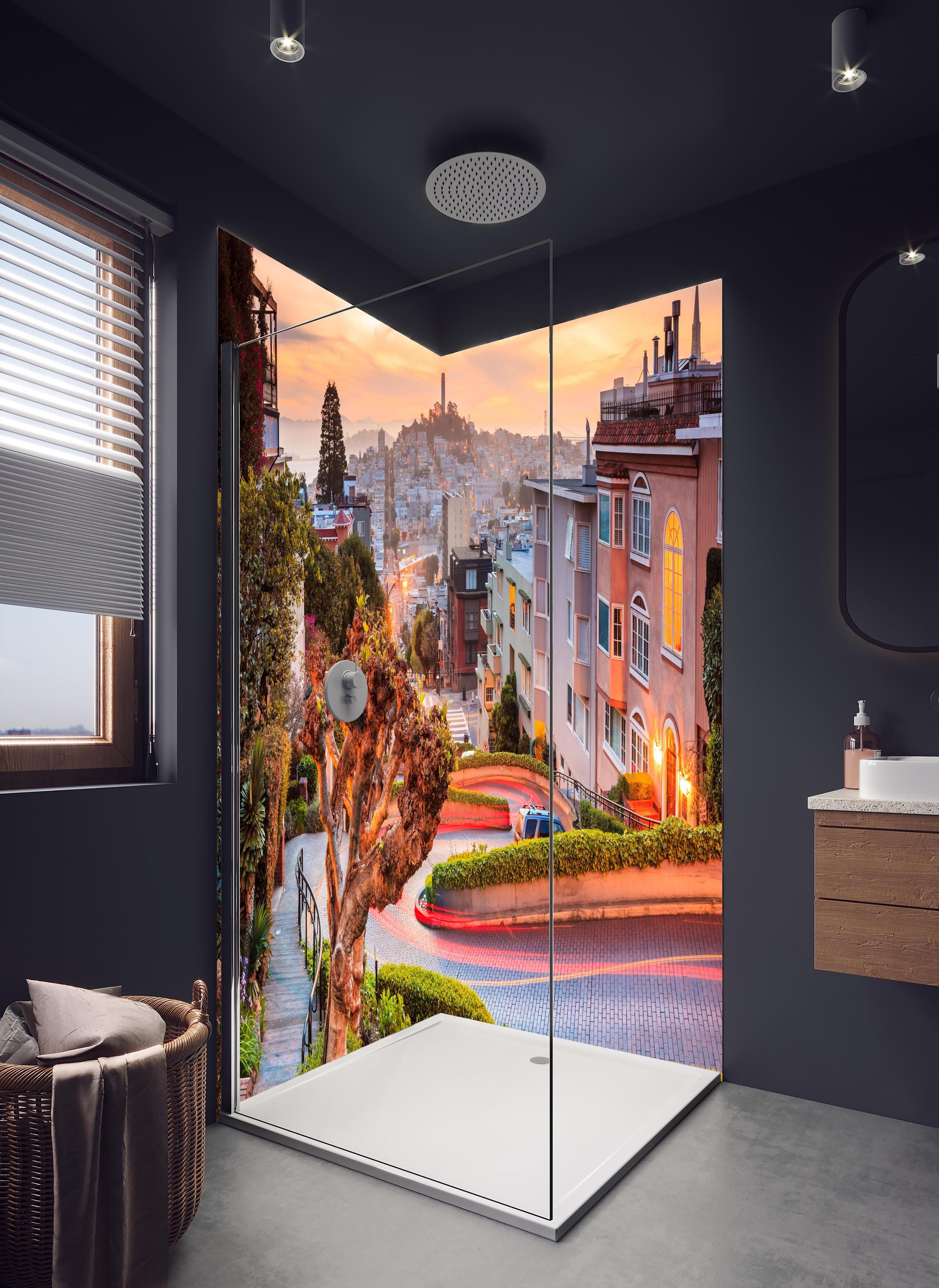 Duschrückwand - Berühmte Lombard Street in San Francisco in hellem Badezimmer mit Regenduschkopf - zweiteilige Eck-Duschrückwand