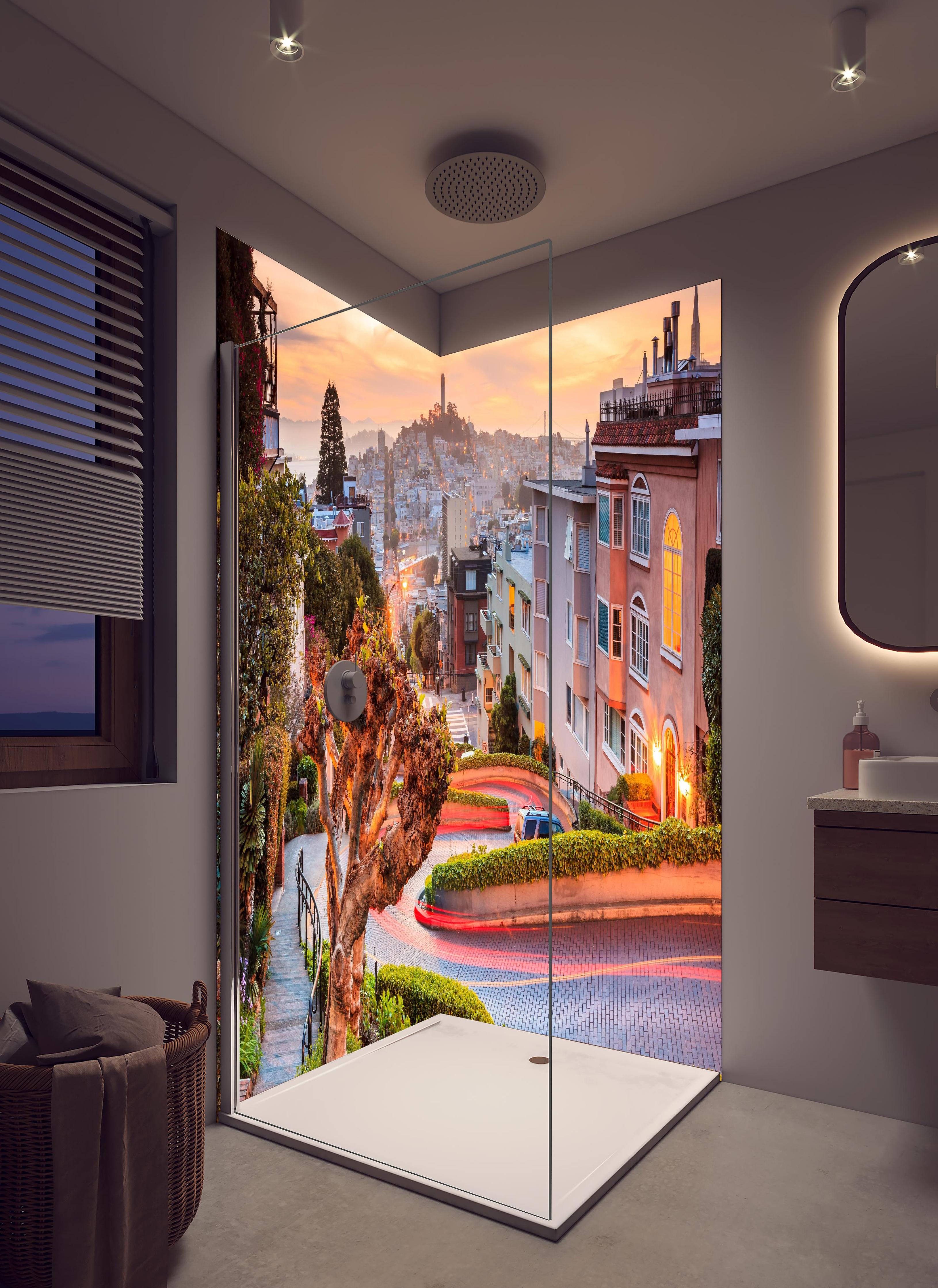 Duschrückwand - Berühmte Lombard Street in San Francisco in hellem Badezimmer mit Regenduschkopf - zweiteilige Eck-Duschrückwand