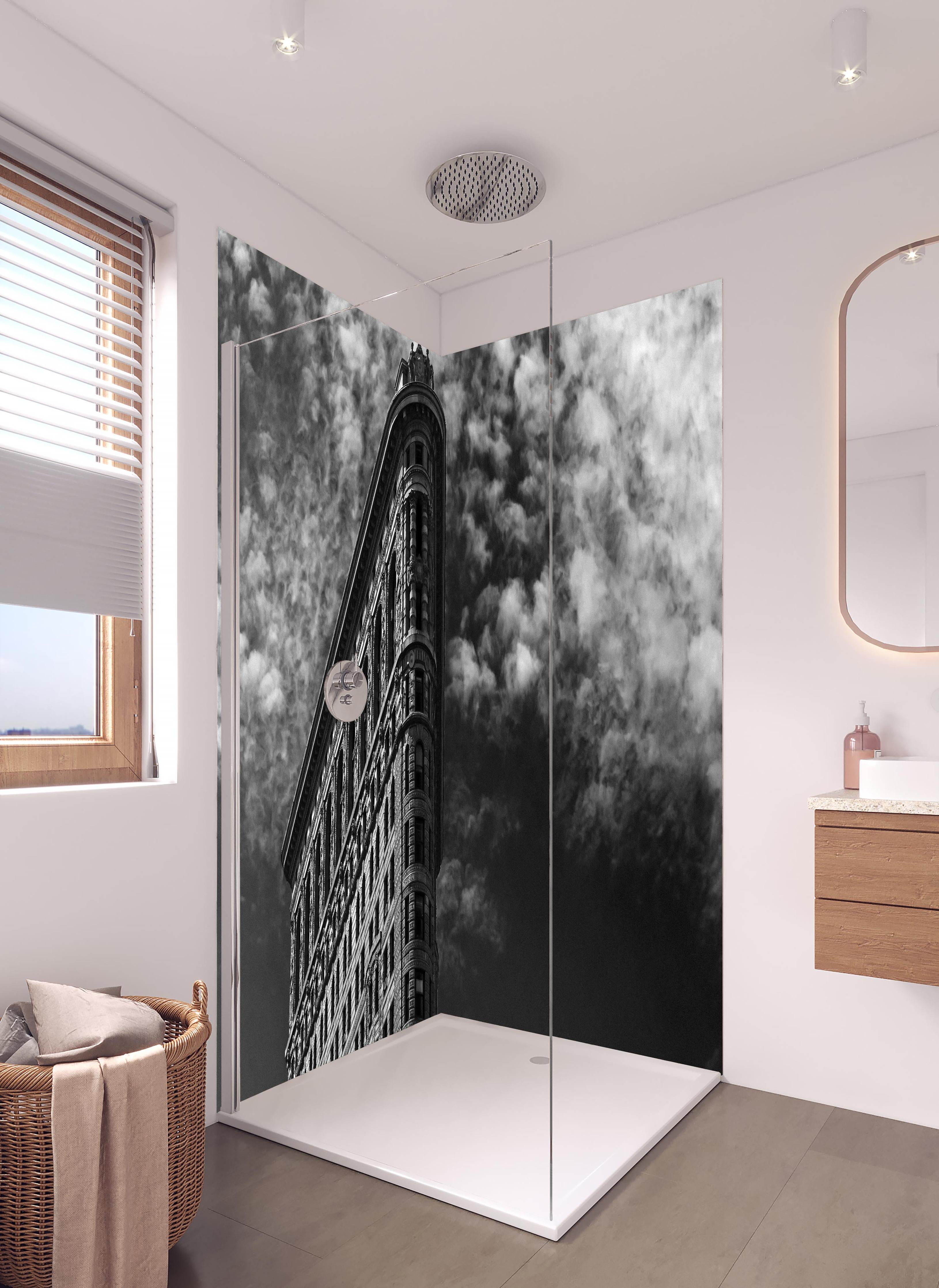 Duschrückwand - Berühmtes Flariton Gebäude - NYC in hellem Badezimmer mit Regenduschkopf - zweiteilige Eck-Duschrückwand