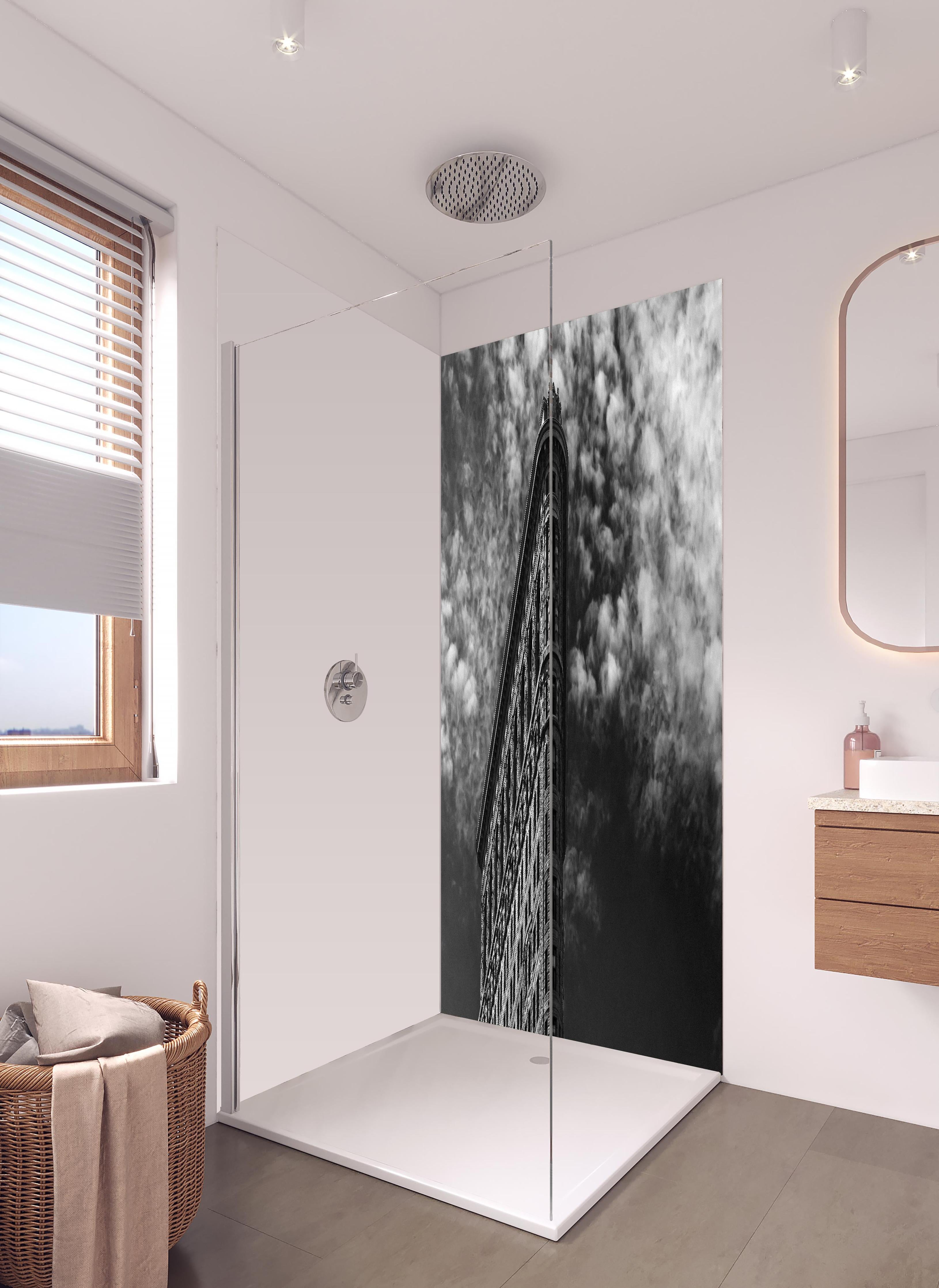 Duschrückwand - Berühmtes Flariton Gebäude - NYC in hellem Badezimmer mit Regenduschkopf - zweiteilige Eck-Duschrückwand