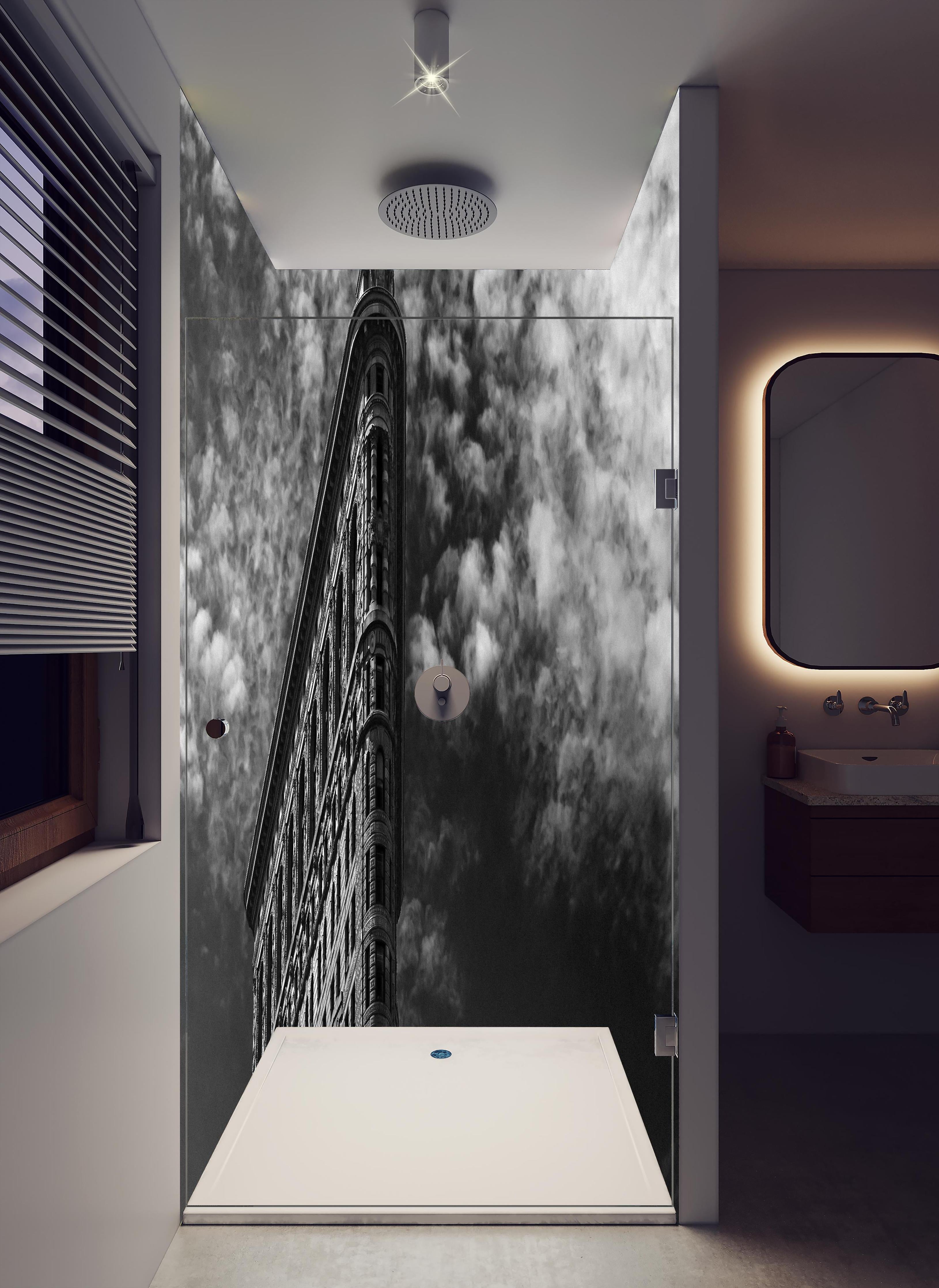 Duschrückwand - Berühmtes Flariton Gebäude - NYC in hellem Badezimmer mit Regenduschkopf - zweiteilige Eck-Duschrückwand