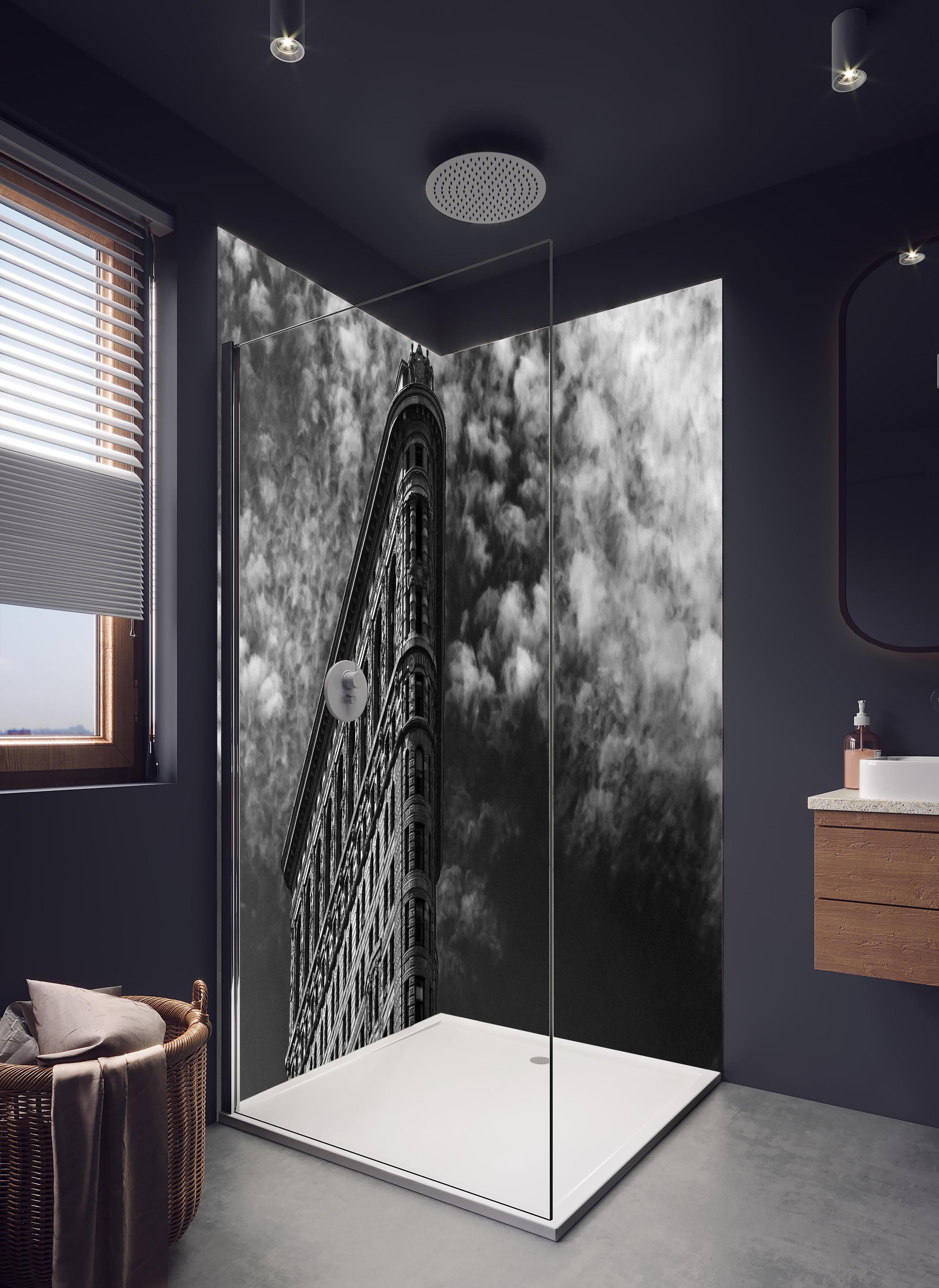 Duschrückwand - Berühmtes Flariton Gebäude - NYC in hellem Badezimmer mit Regenduschkopf - zweiteilige Eck-Duschrückwand