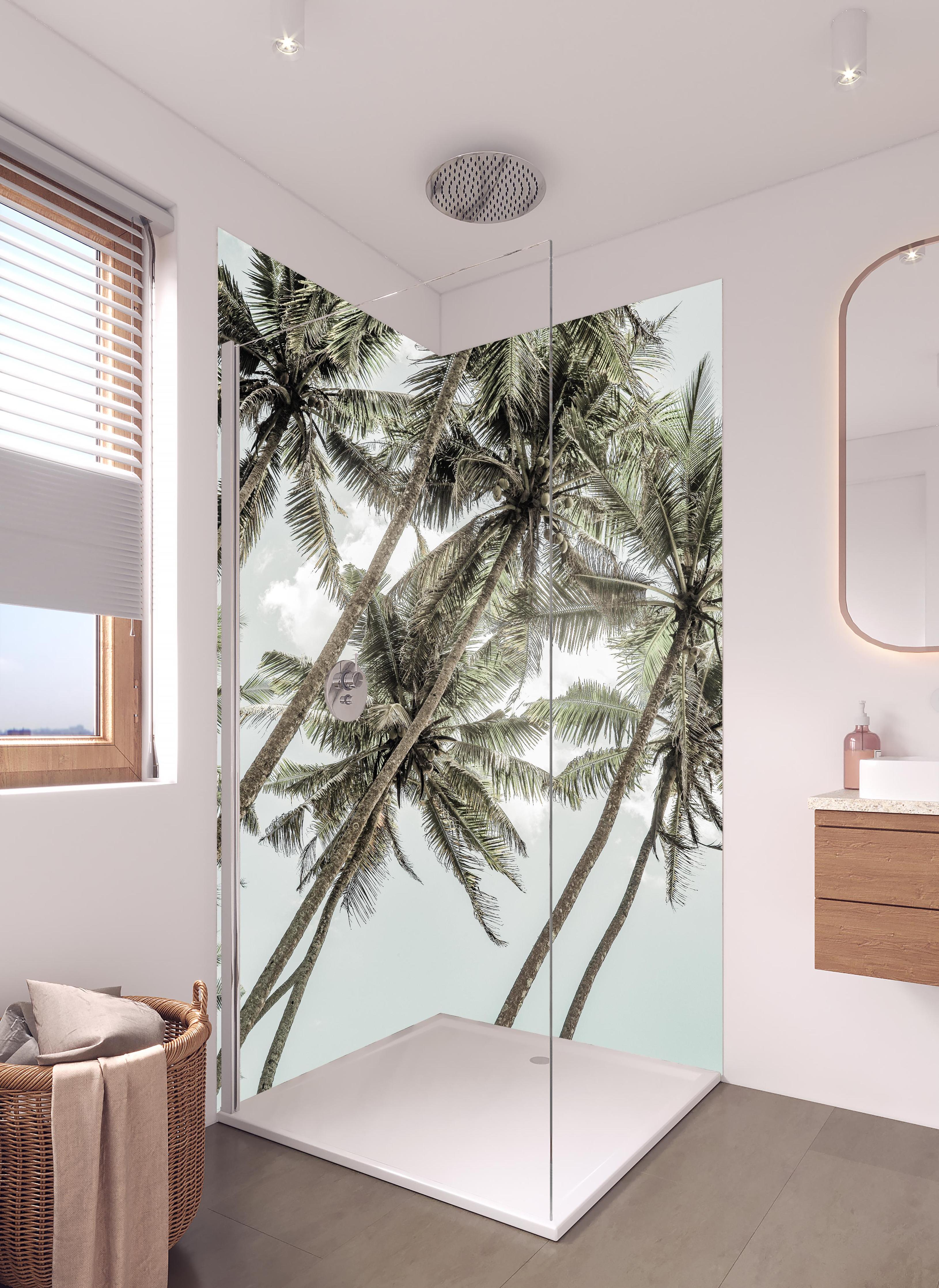 Duschrückwand - Beruhigende Palmen vor wolkenreichem Himmel in hellem Badezimmer mit Regenduschkopf - zweiteilige Eck-Duschrückwand