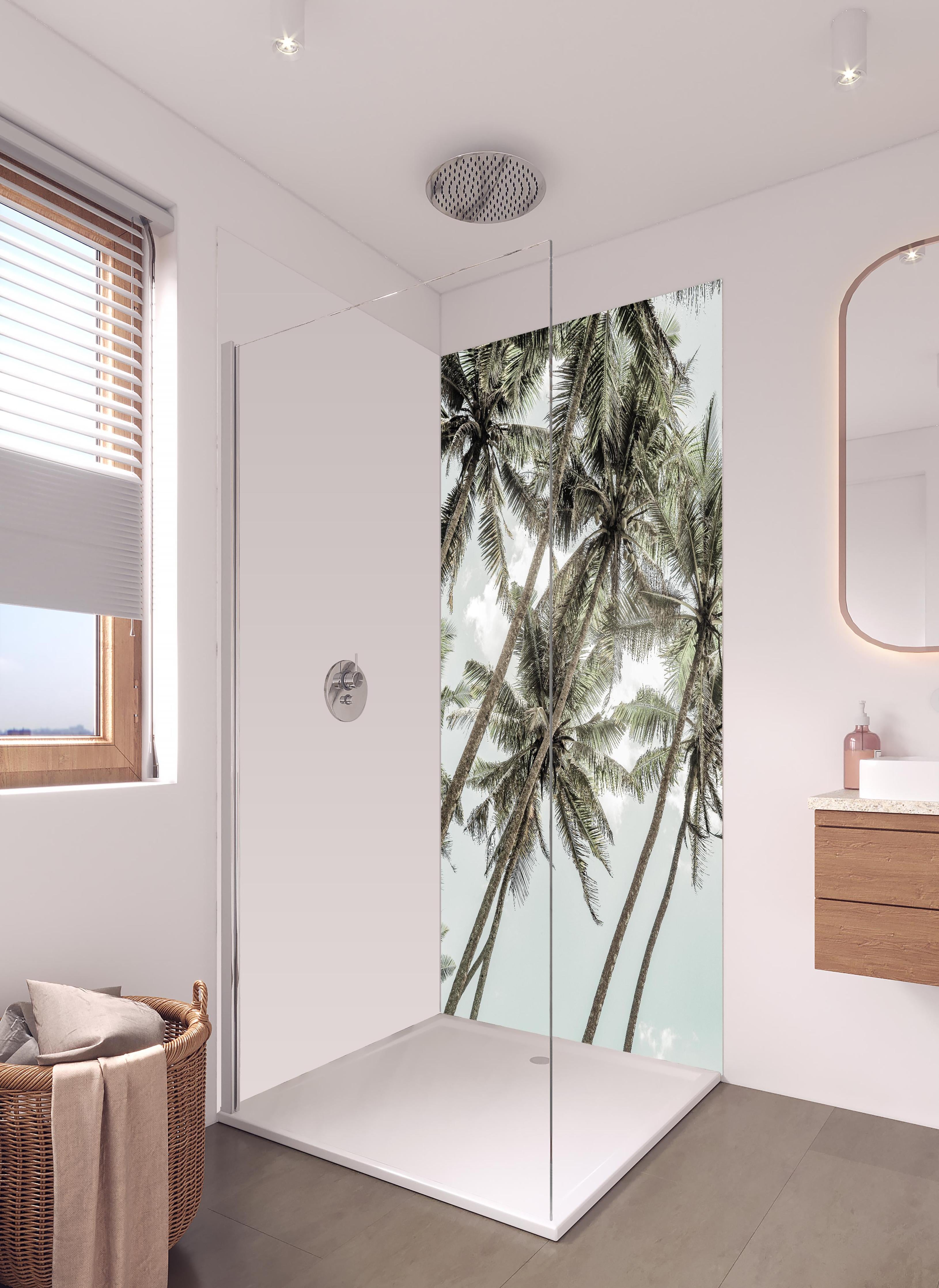 Duschrückwand - Beruhigende Palmen vor wolkenreichem Himmel in hellem Badezimmer mit Regenduschkopf - zweiteilige Eck-Duschrückwand