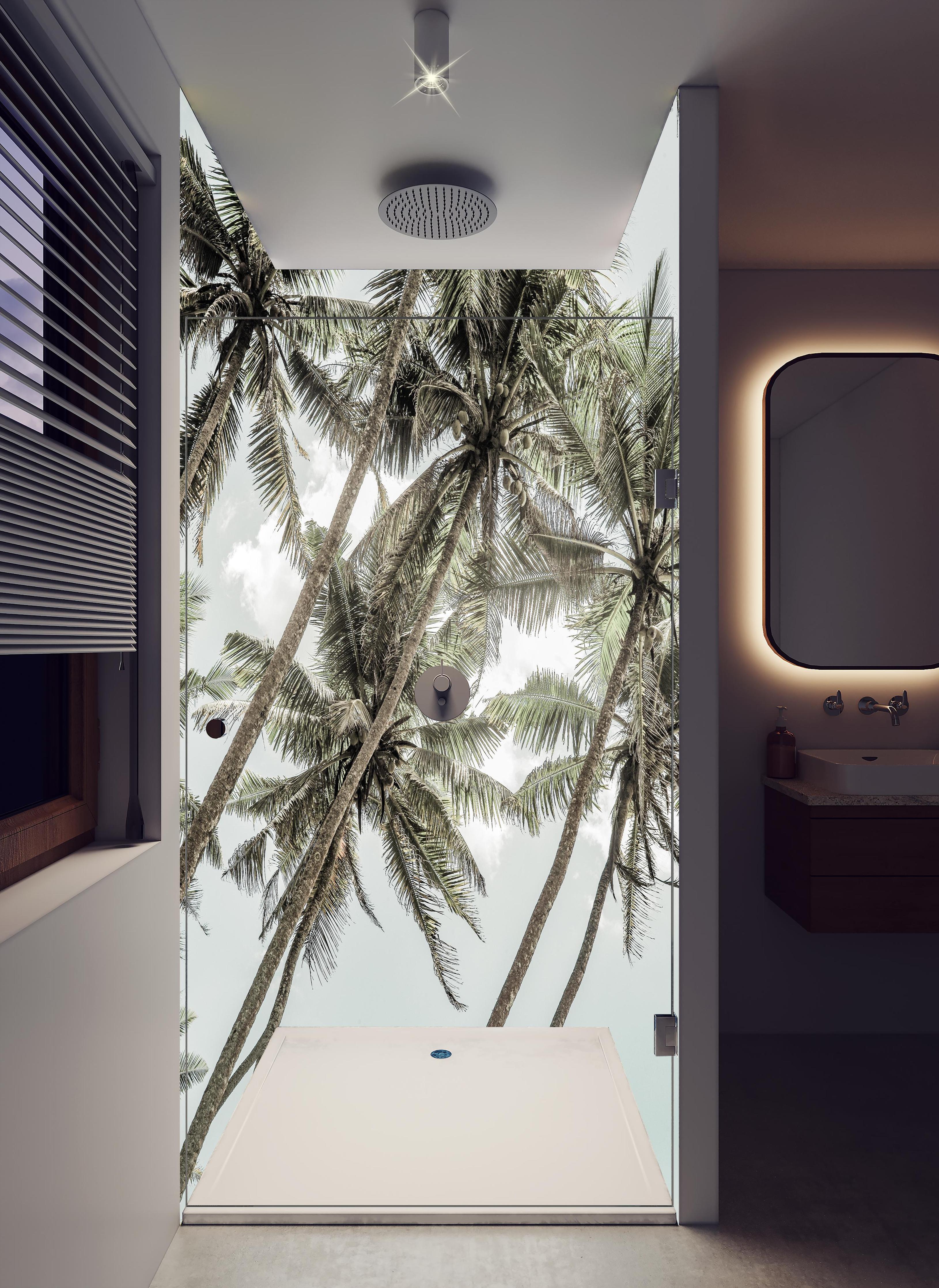 Duschrückwand - Beruhigende Palmen vor wolkenreichem Himmel in hellem Badezimmer mit Regenduschkopf - zweiteilige Eck-Duschrückwand
