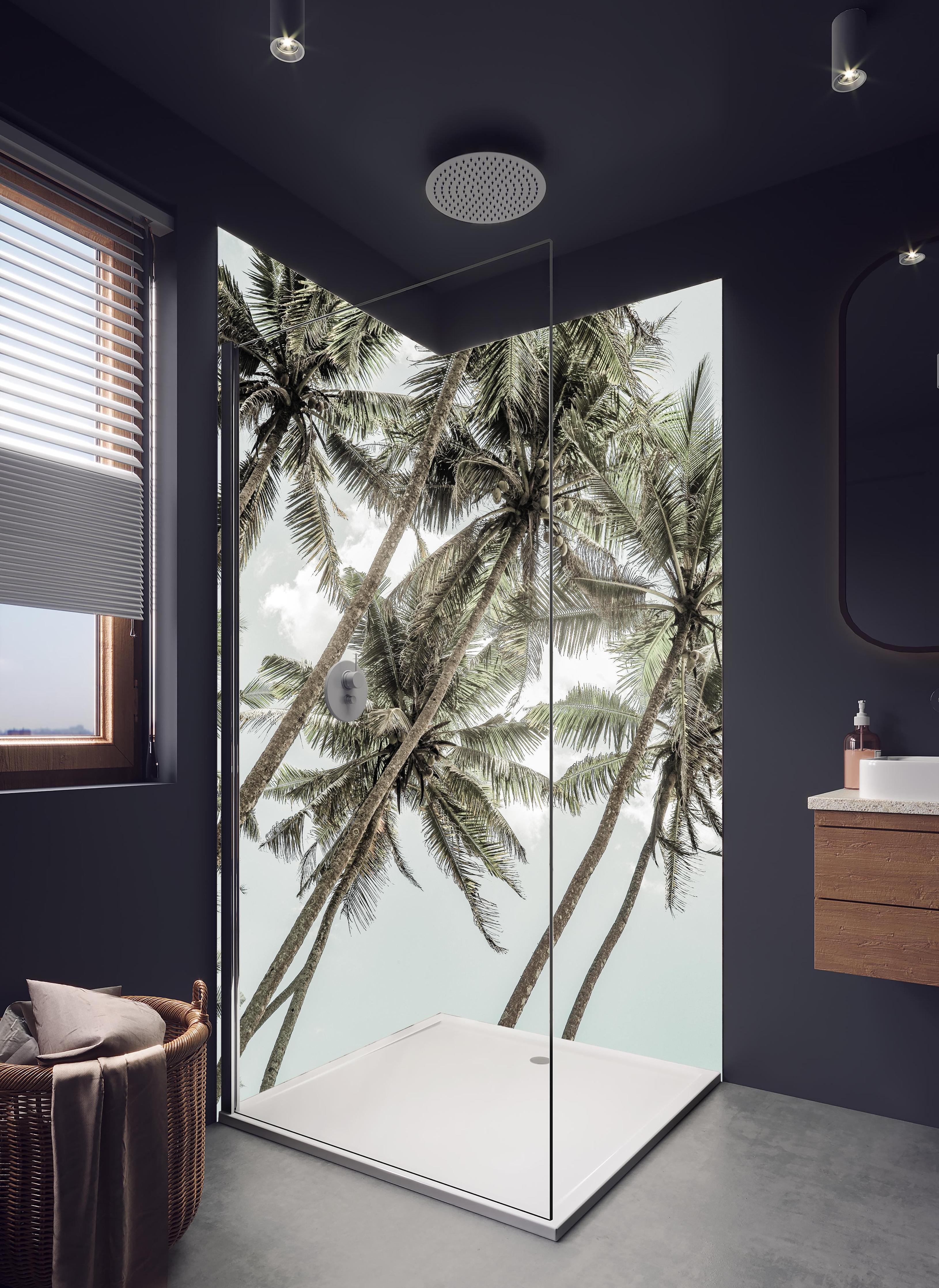 Duschrückwand - Beruhigende Palmen vor wolkenreichem Himmel in hellem Badezimmer mit Regenduschkopf - zweiteilige Eck-Duschrückwand