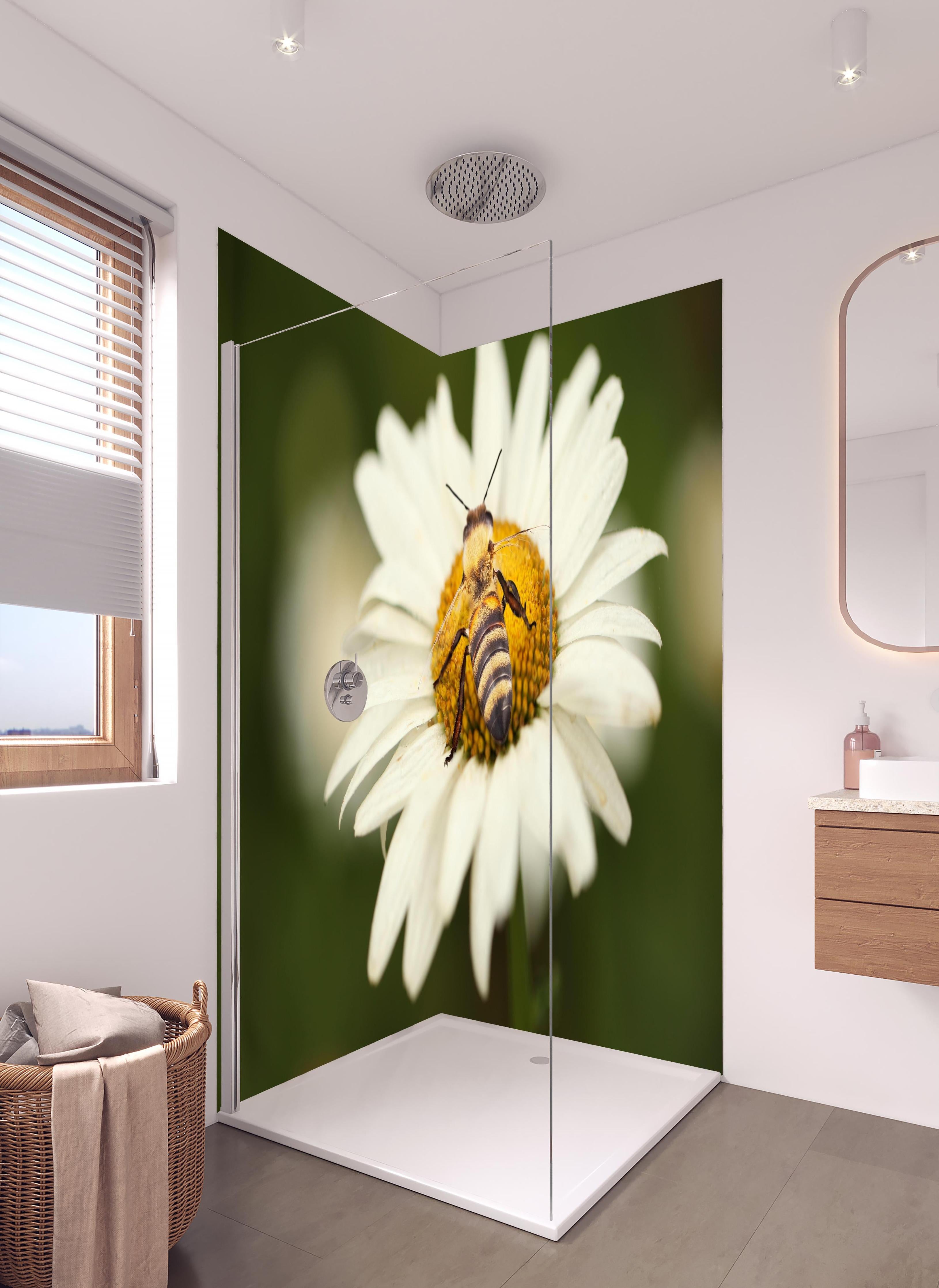Duschrückwand - Biene auf einem Gänseblümchen in hellem Badezimmer mit Regenduschkopf - zweiteilige Eck-Duschrückwand