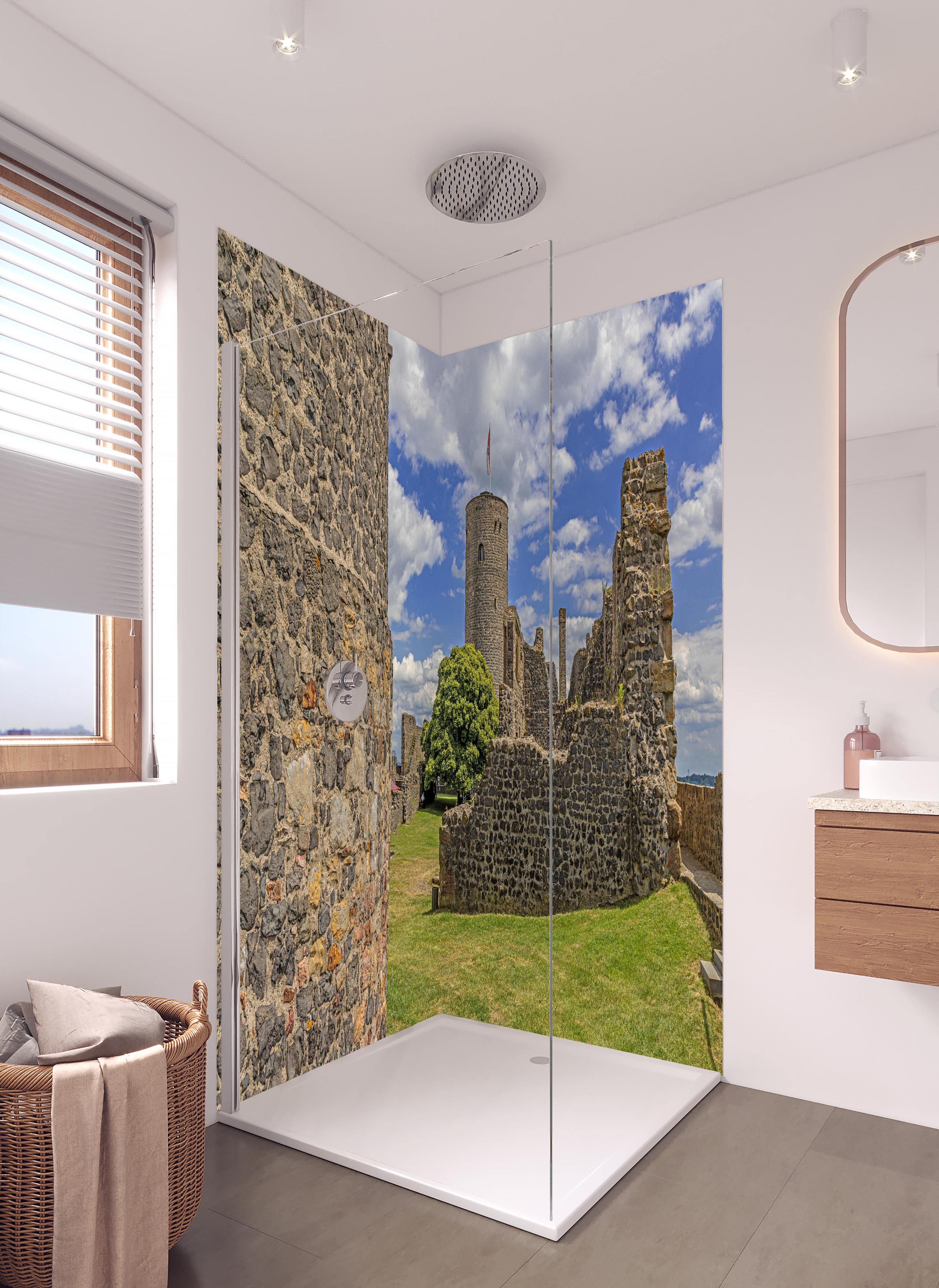 Duschrückwand - Bild von der Burgruine Münzenberg in Hessen in hellem Badezimmer mit Regenduschkopf - zweiteilige Eck-Duschrückwand