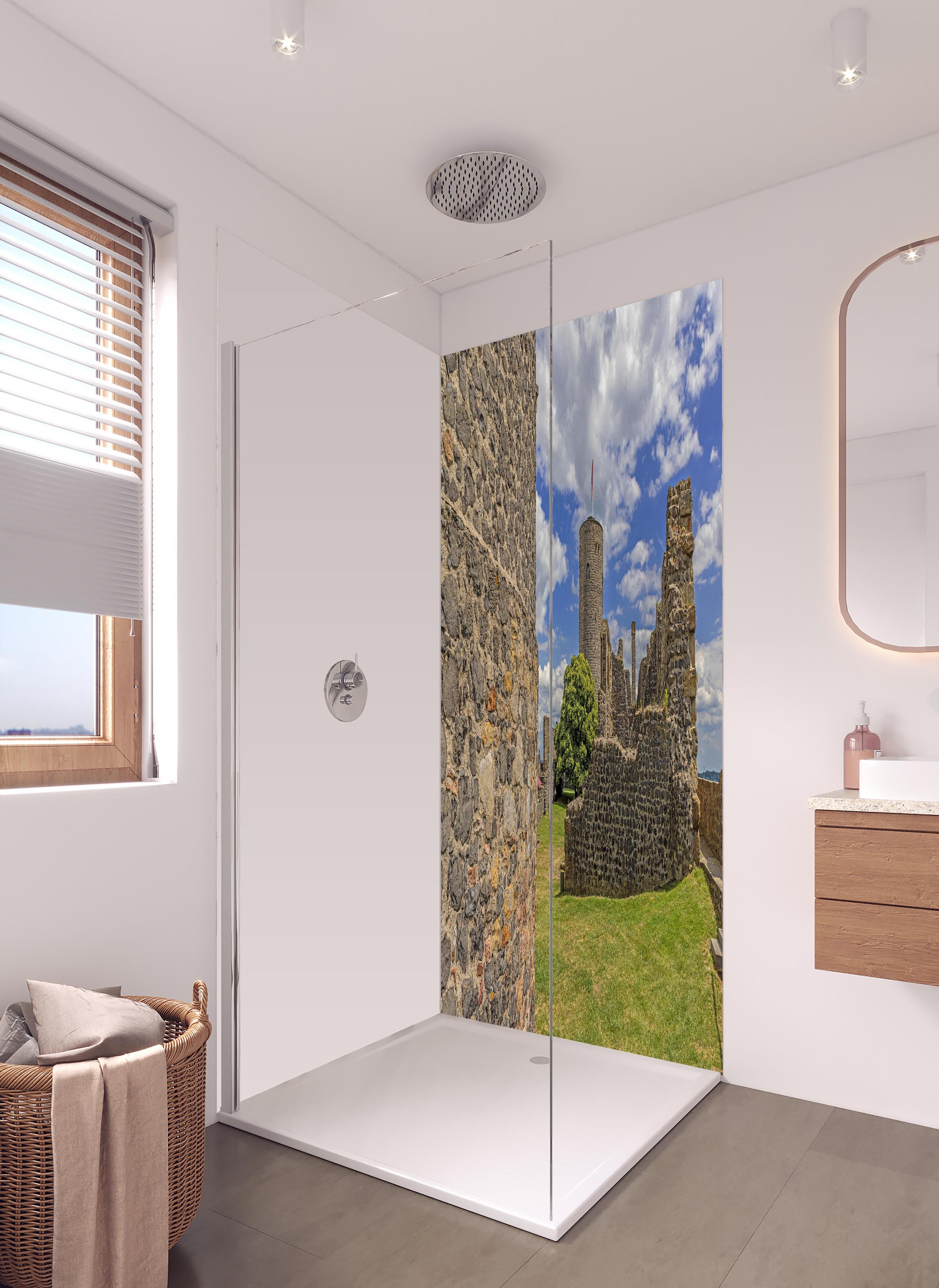 Duschrückwand - Bild von der Burgruine Münzenberg in Hessen in hellem Badezimmer mit Regenduschkopf - zweiteilige Eck-Duschrückwand