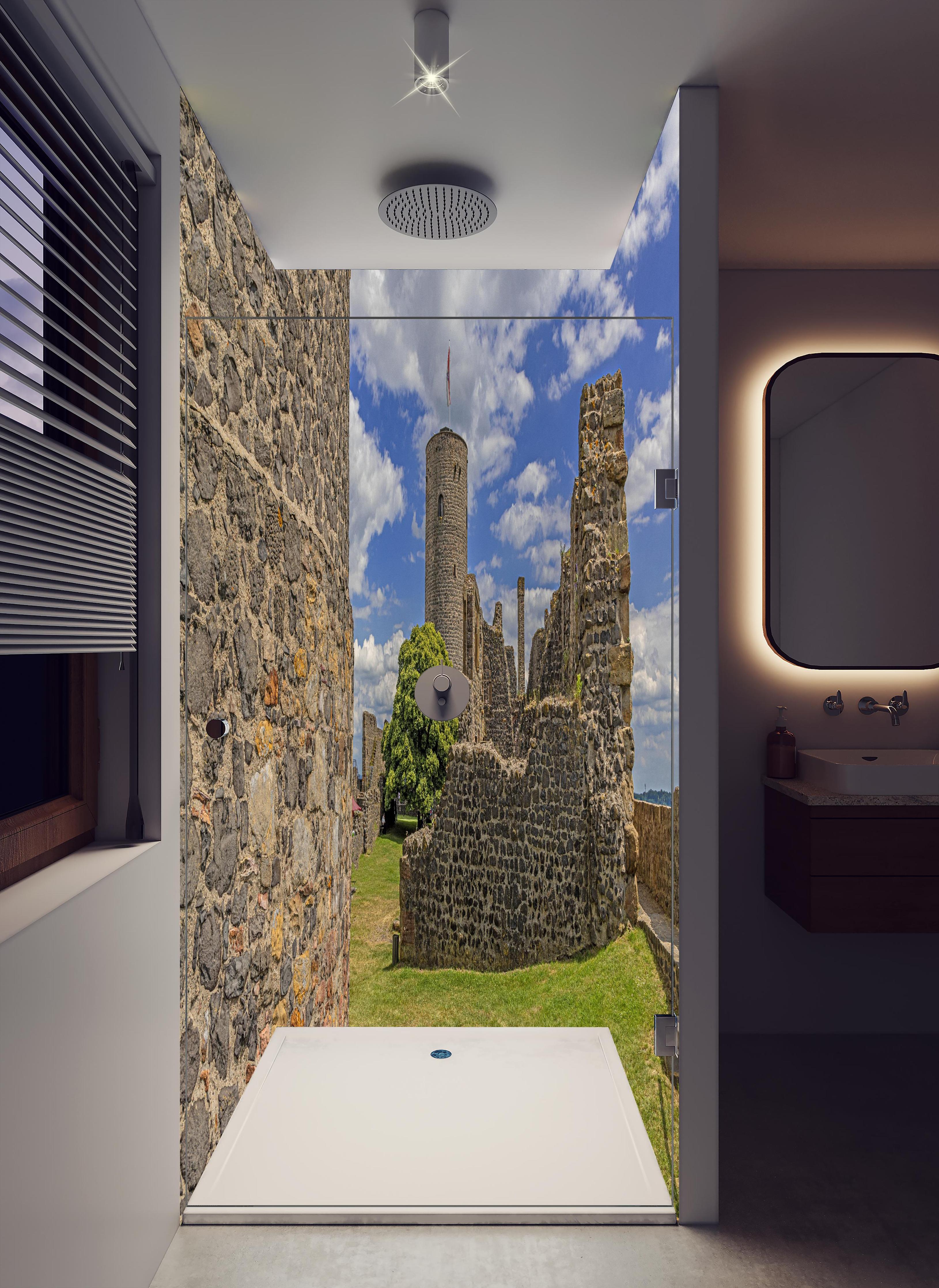 Duschrückwand - Bild von der Burgruine Münzenberg in Hessen in hellem Badezimmer mit Regenduschkopf - zweiteilige Eck-Duschrückwand