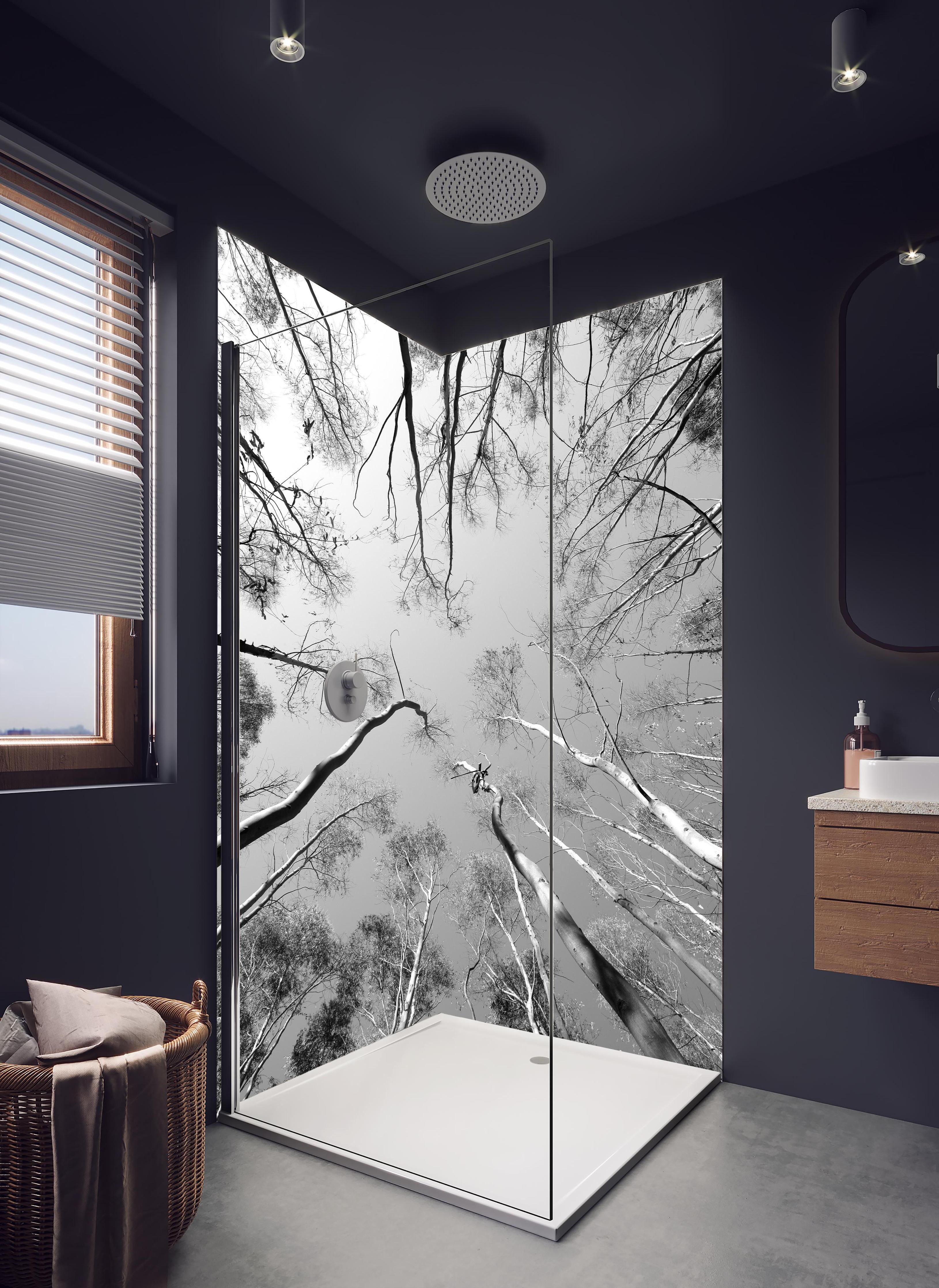 Duschrückwand - Birkenwald im Winter von unten in hellem Badezimmer mit Regenduschkopf - zweiteilige Eck-Duschrückwand
