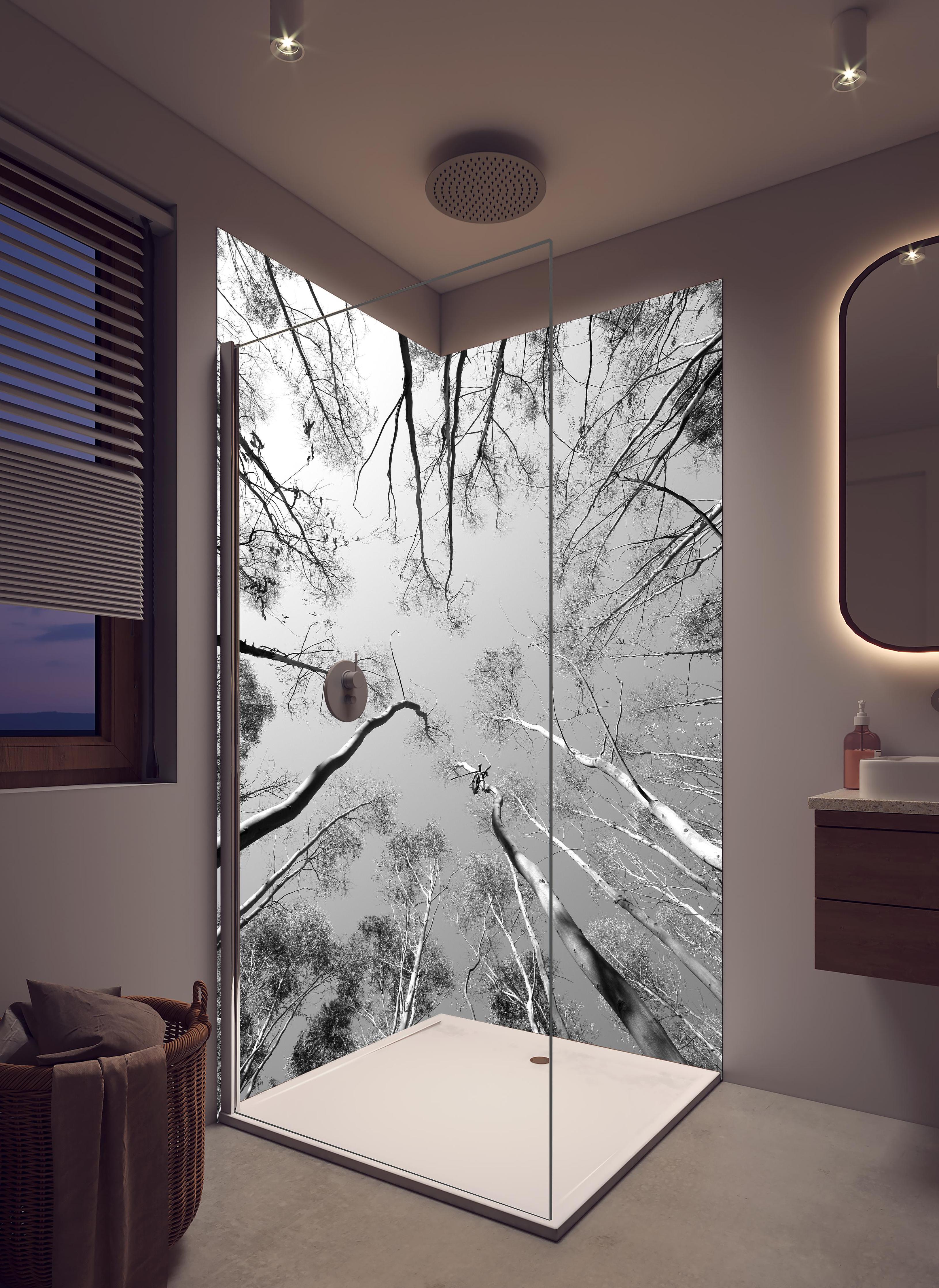 Duschrückwand - Birkenwald im Winter von unten in hellem Badezimmer mit Regenduschkopf - zweiteilige Eck-Duschrückwand