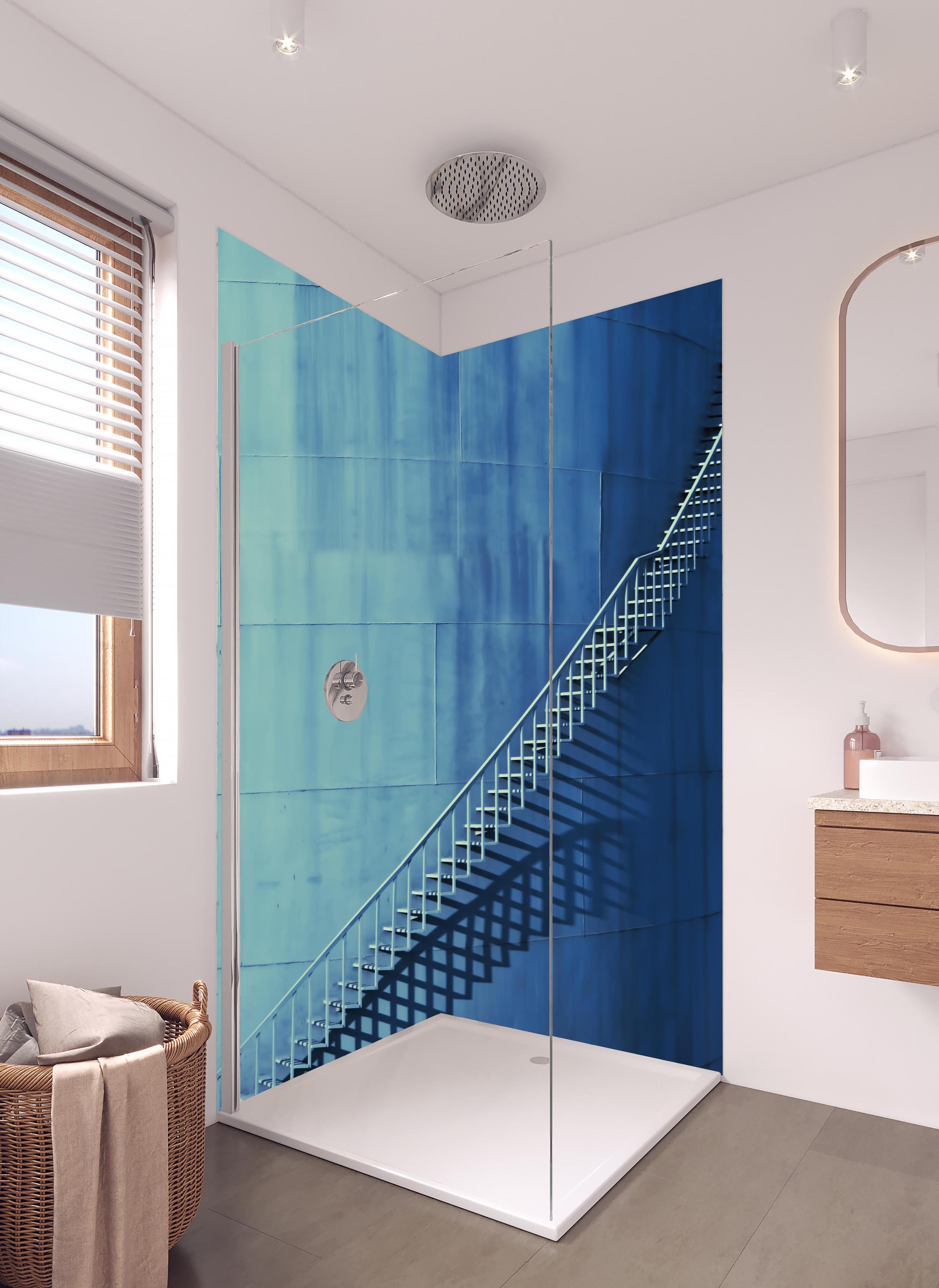 Duschrückwand - Bläuliche Architektur - Treppen in hellem Badezimmer mit Regenduschkopf - zweiteilige Eck-Duschrückwand