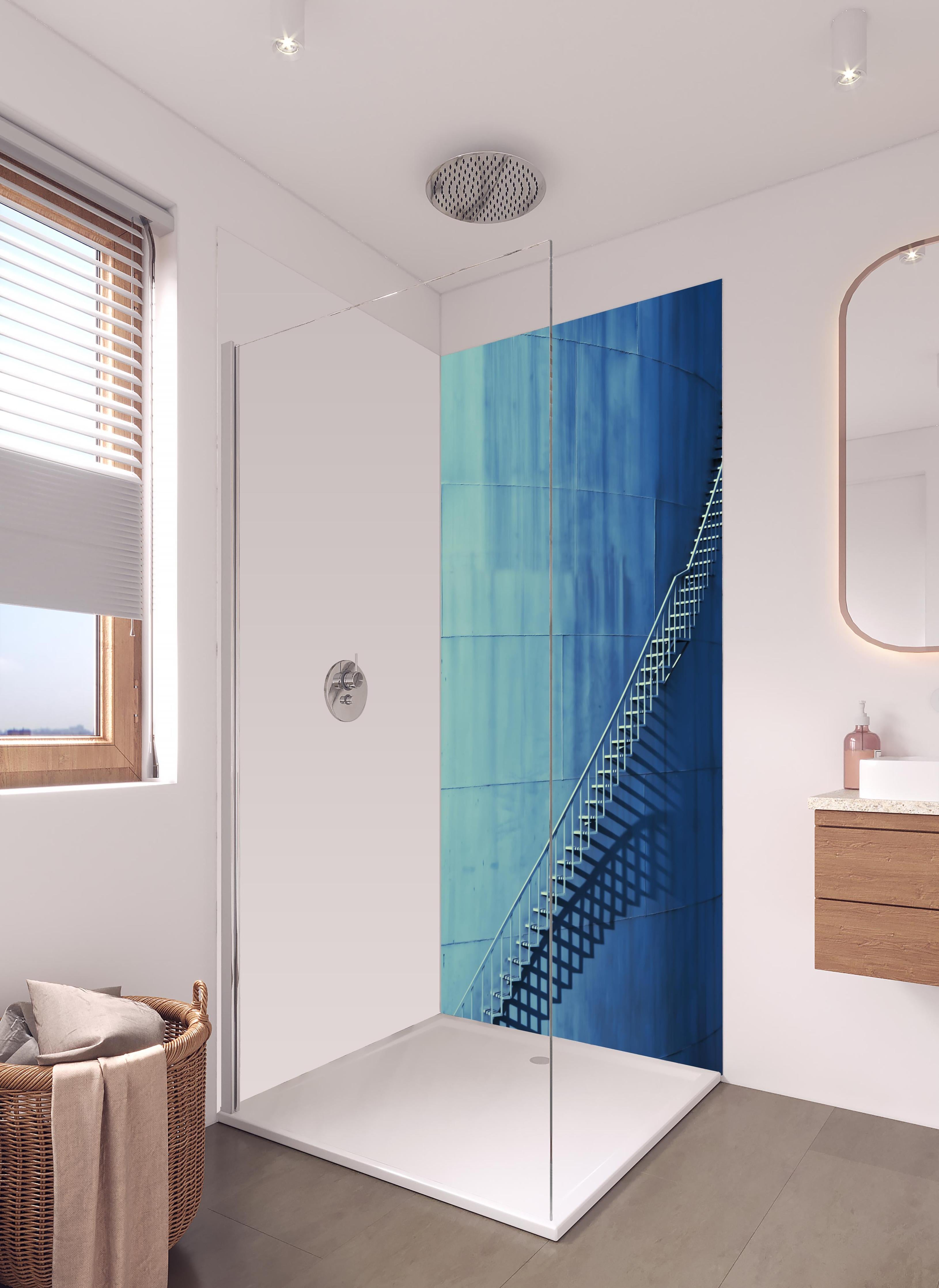 Duschrückwand - Bläuliche Architektur - Treppen in hellem Badezimmer mit Regenduschkopf - zweiteilige Eck-Duschrückwand