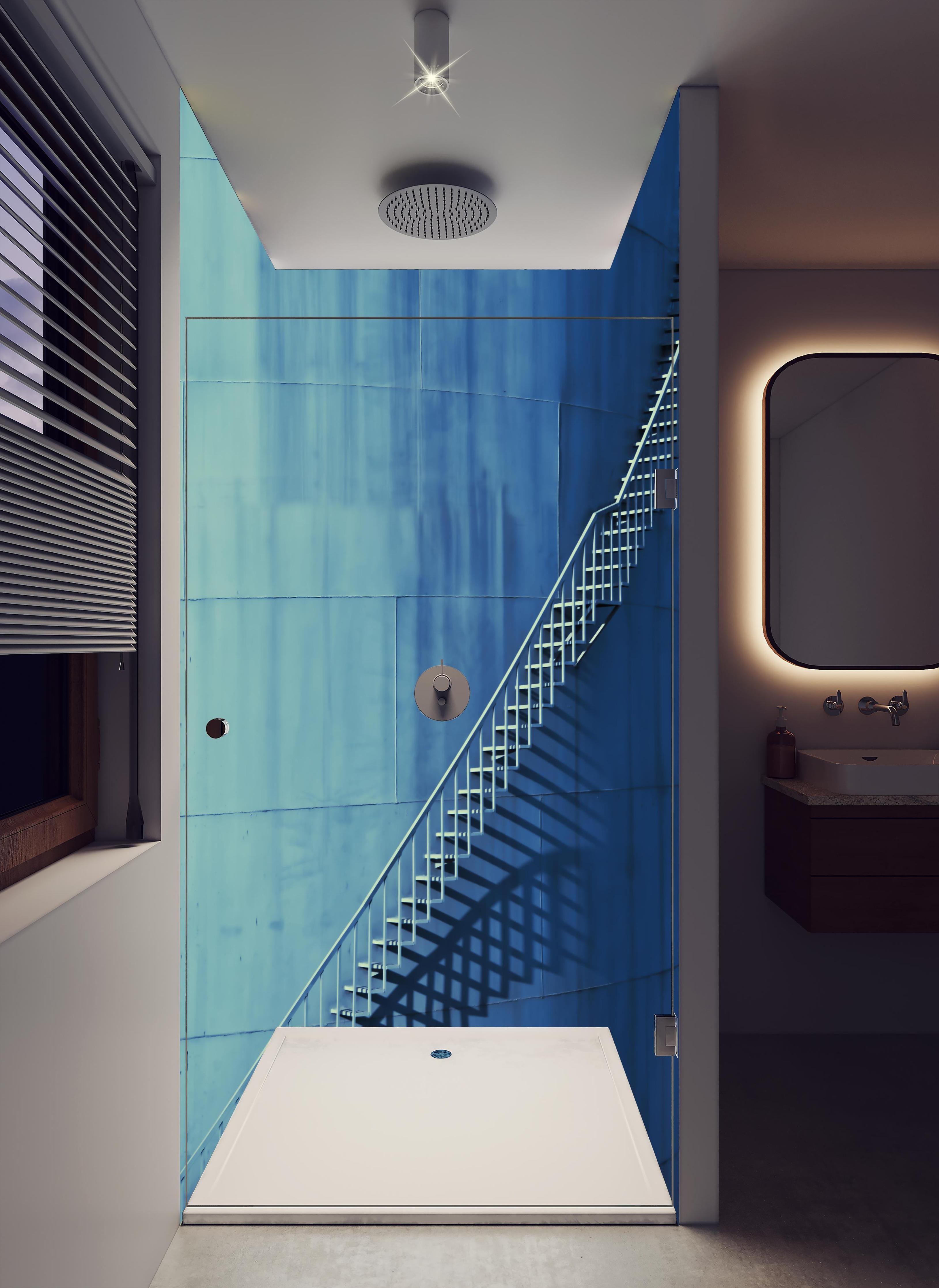 Duschrückwand - Bläuliche Architektur - Treppen in hellem Badezimmer mit Regenduschkopf - zweiteilige Eck-Duschrückwand
