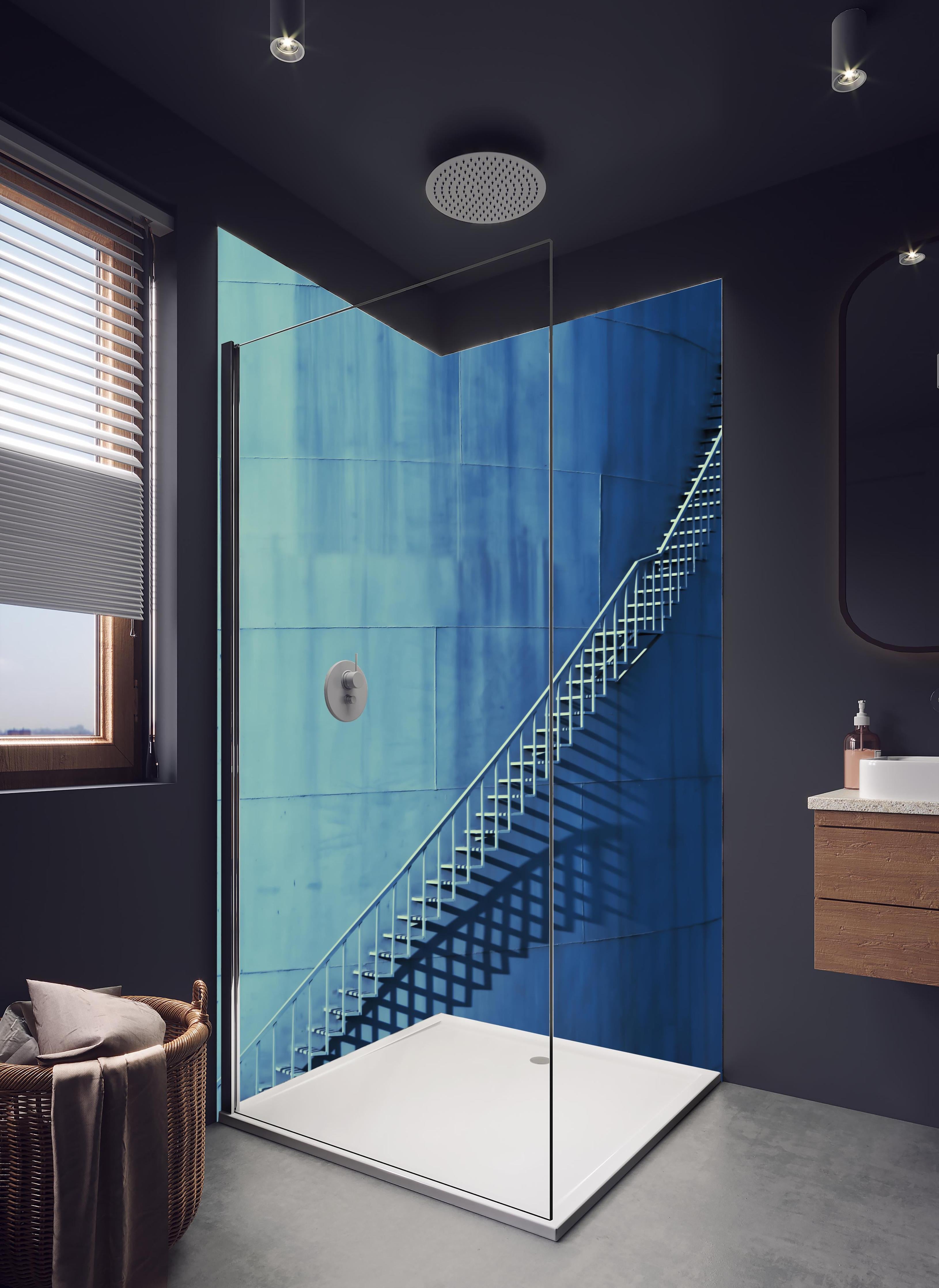 Duschrückwand - Bläuliche Architektur - Treppen in hellem Badezimmer mit Regenduschkopf - zweiteilige Eck-Duschrückwand