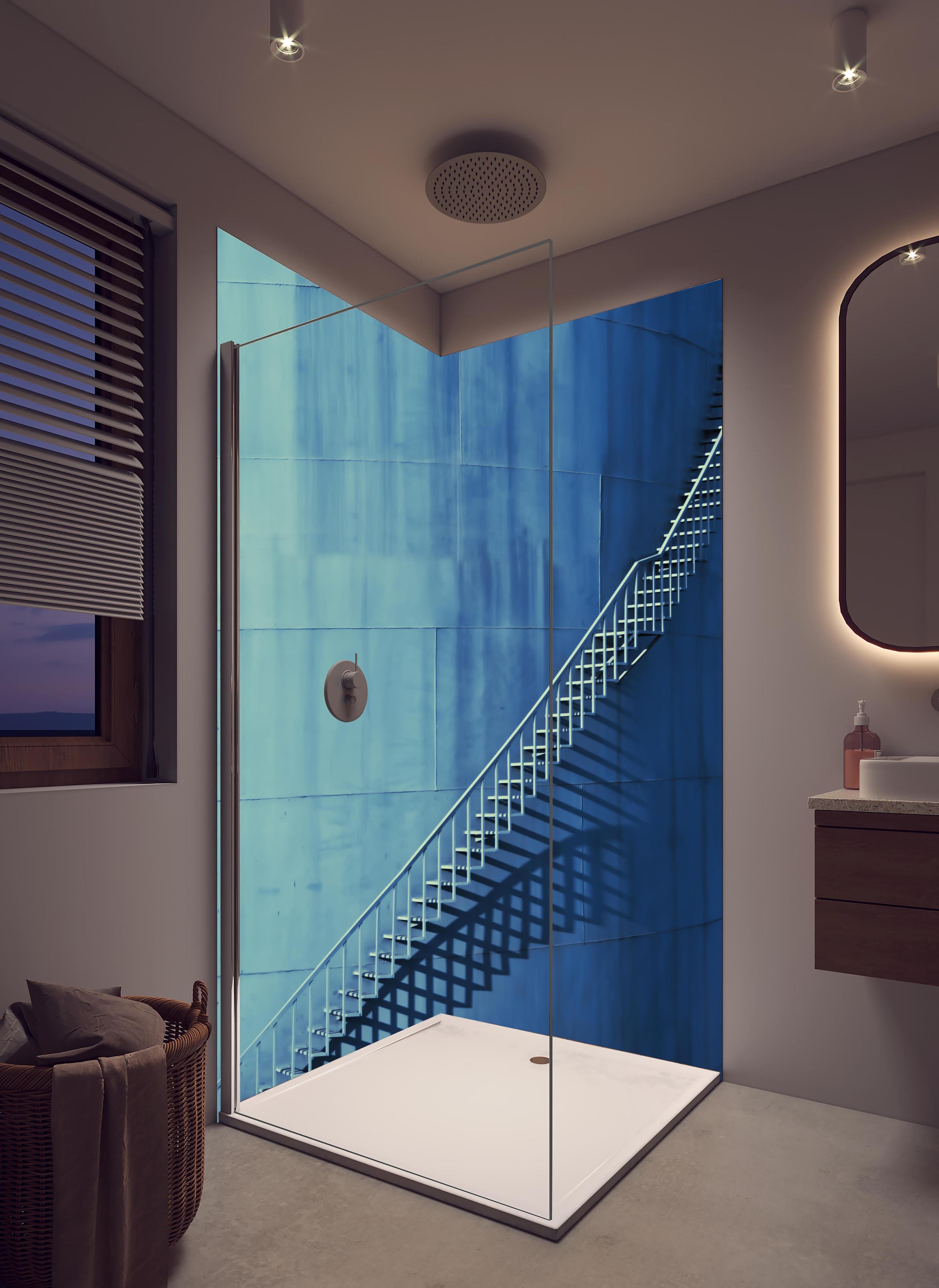 Duschrückwand - Bläuliche Architektur - Treppen in hellem Badezimmer mit Regenduschkopf - zweiteilige Eck-Duschrückwand