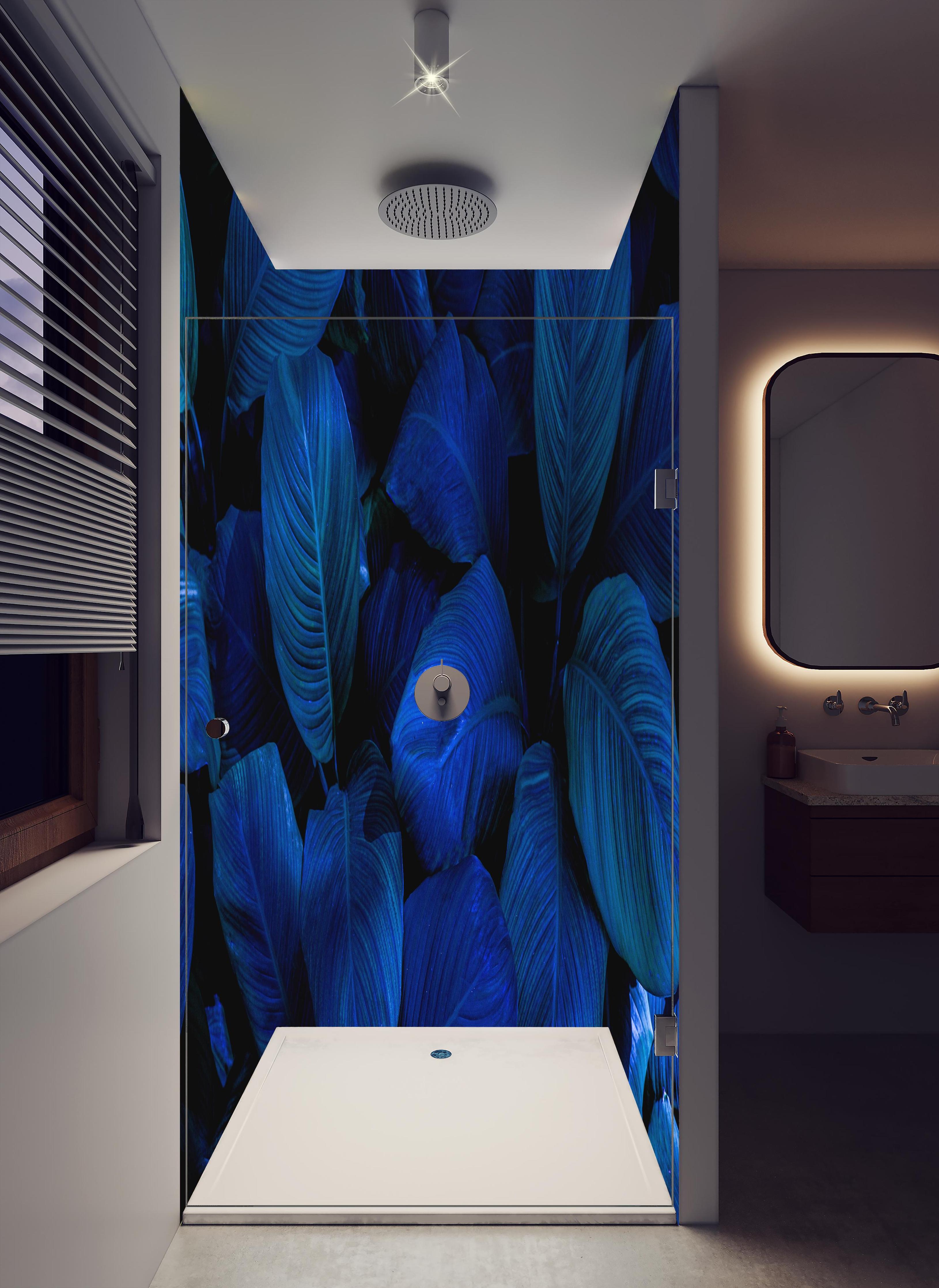 Duschrückwand - Bläuliche Blätter auf dunklem Hintergrund in hellem Badezimmer mit Regenduschkopf - zweiteilige Eck-Duschrückwand