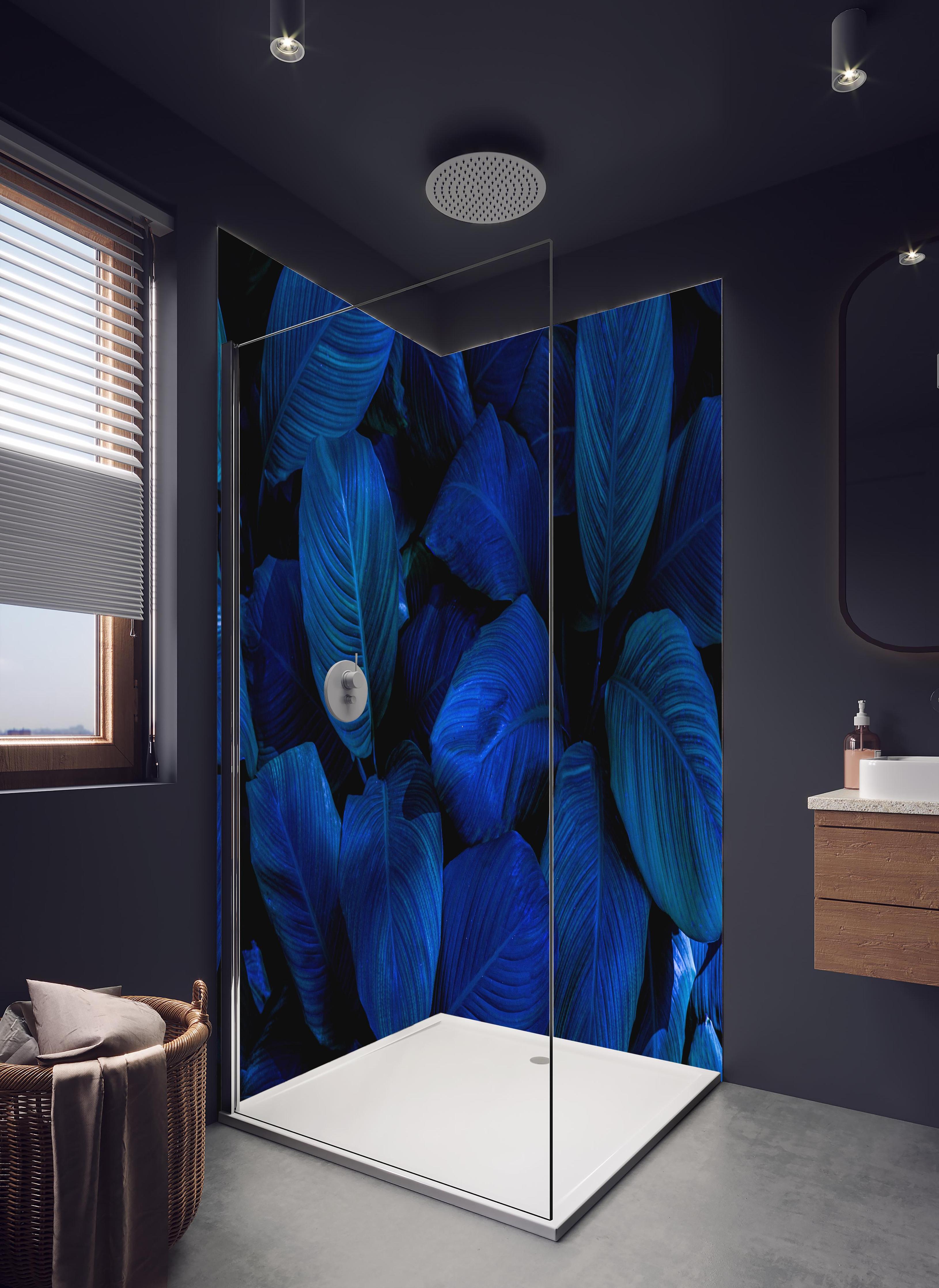Duschrückwand - Bläuliche Blätter auf dunklem Hintergrund in hellem Badezimmer mit Regenduschkopf - zweiteilige Eck-Duschrückwand