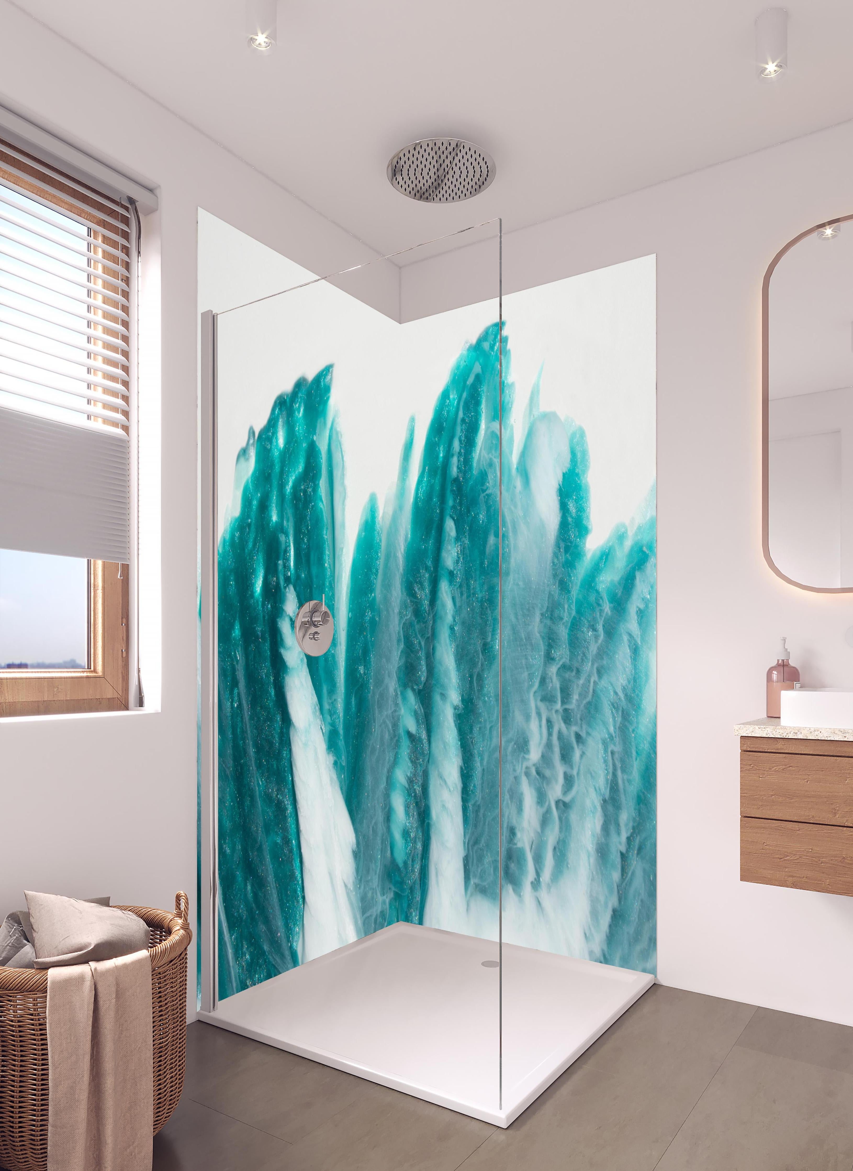 Duschrückwand - Bläuliche Flüssigkunst - Abstrakt in hellem Badezimmer mit Regenduschkopf - zweiteilige Eck-Duschrückwand