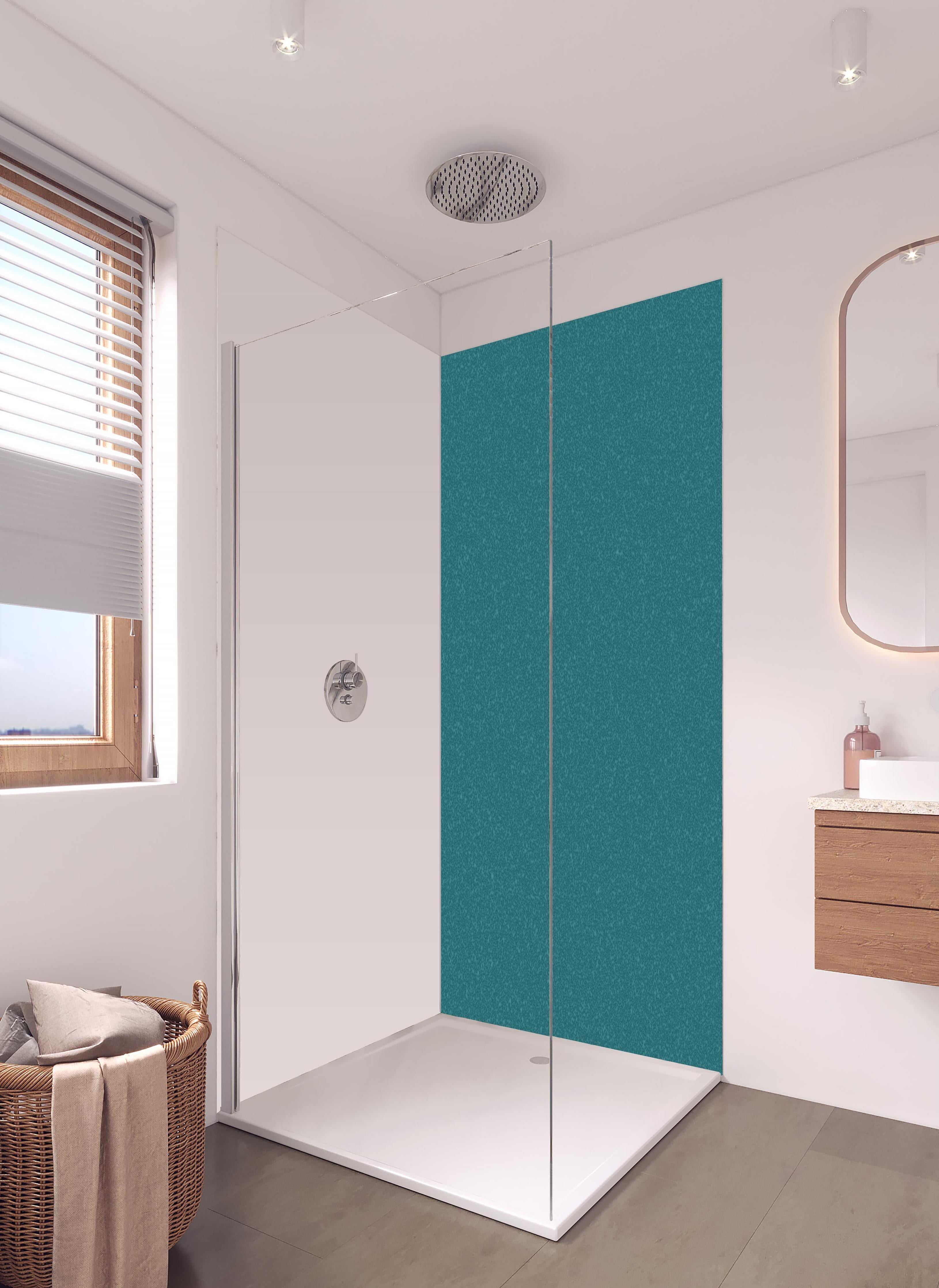 Duschrückwand - Bläuliche Wandtextur - Blaue Hafenfarbe in hellem Badezimmer mit Regenduschkopf - zweiteilige Eck-Duschrückwand