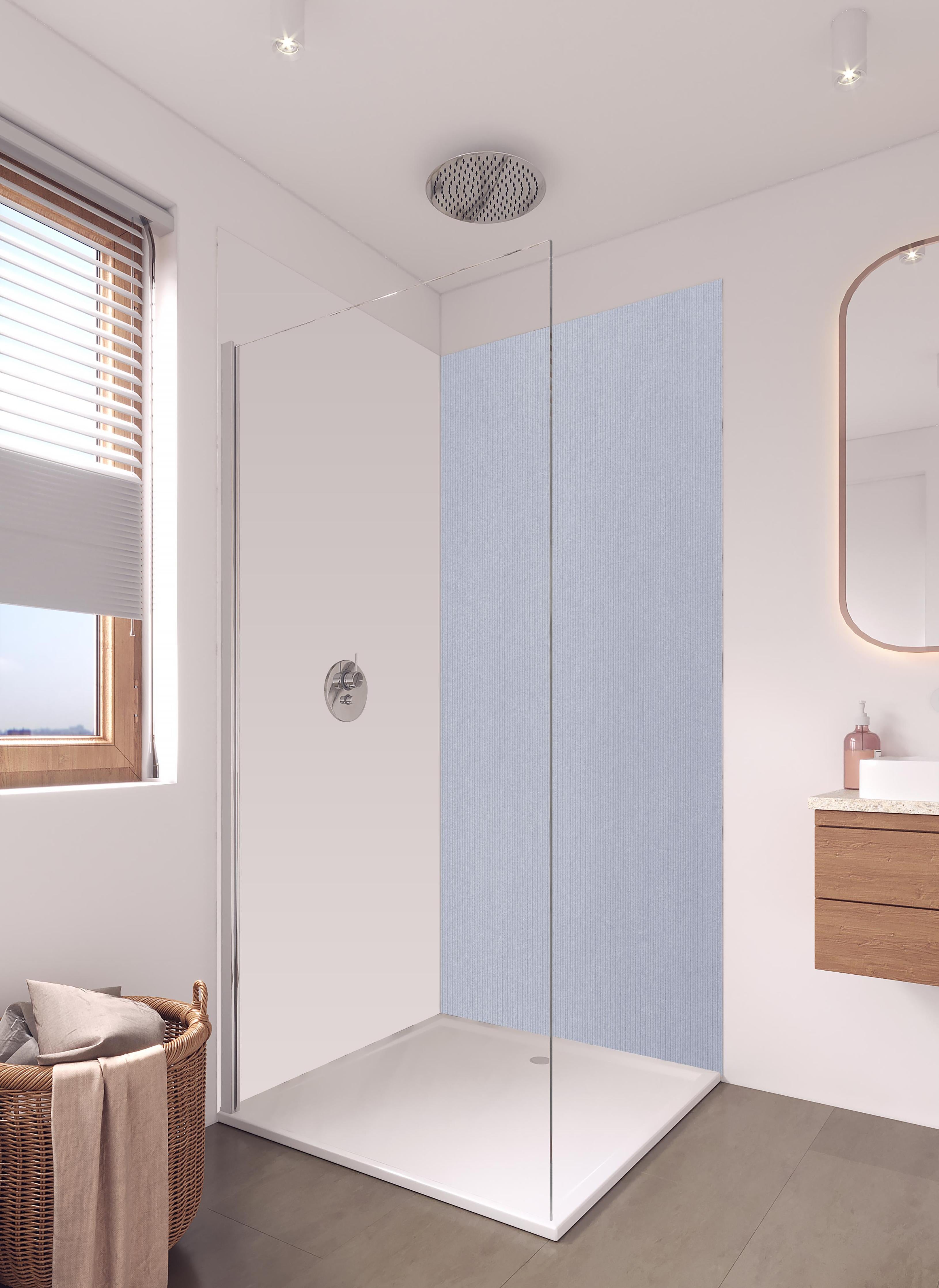 Duschrückwand - Bläuliches genähtes Textil in hellem Badezimmer mit Regenduschkopf - zweiteilige Eck-Duschrückwand