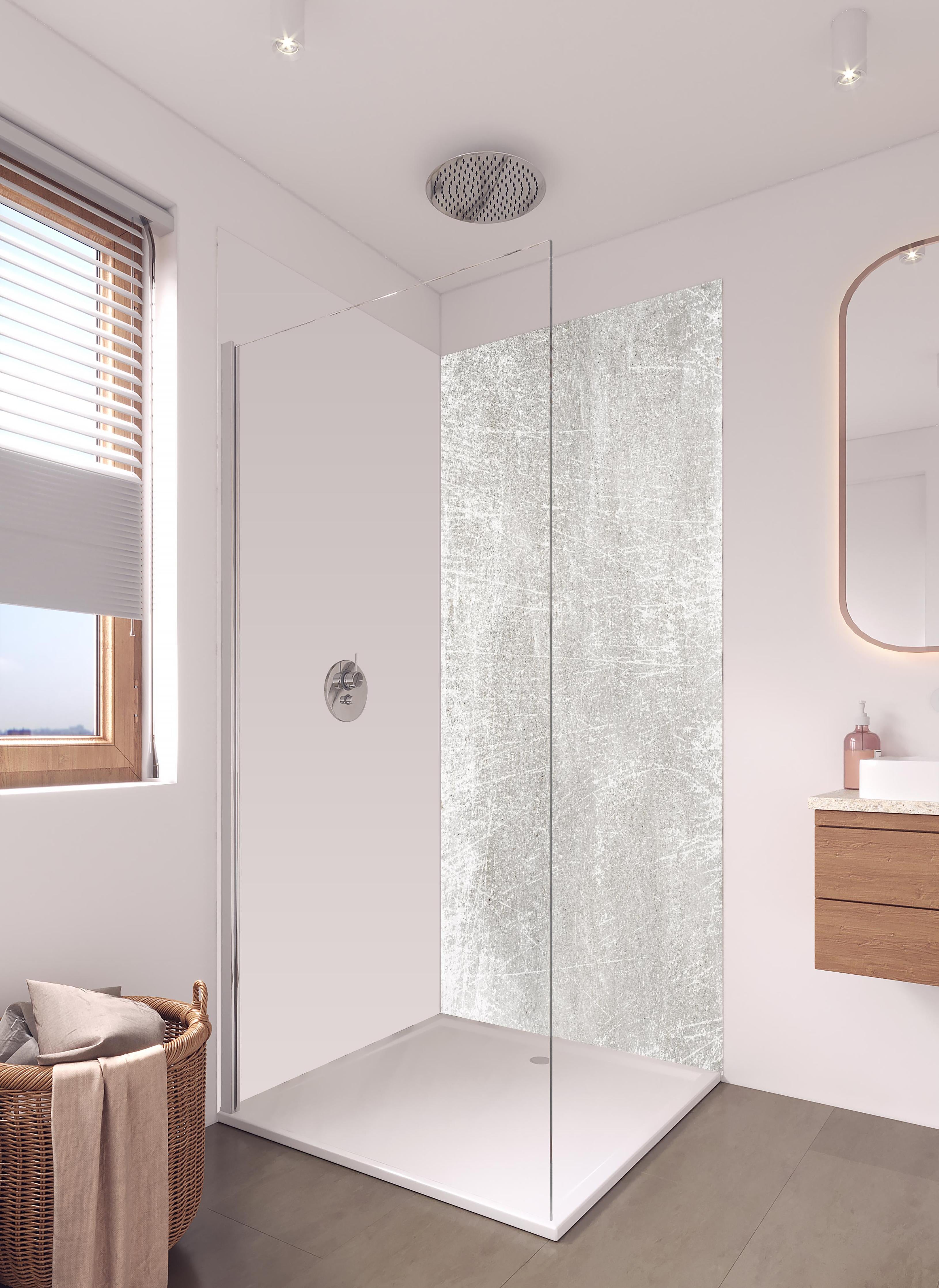 Duschrückwand - Blanker Zement Hintergrund in hellem Badezimmer mit Regenduschkopf - zweiteilige Eck-Duschrückwand