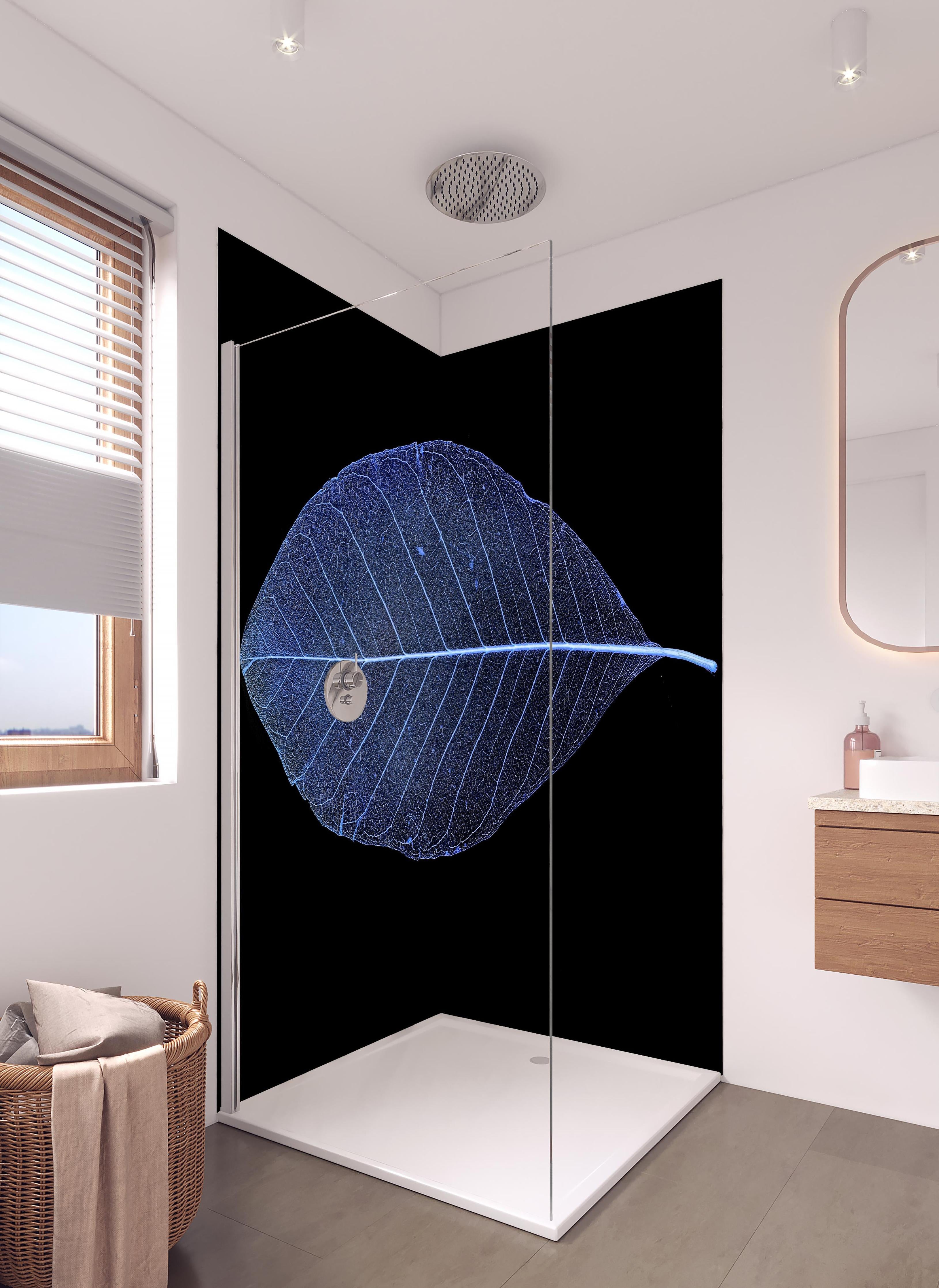 Duschrückwand - Blatt-Textur-Muster 3 in hellem Badezimmer mit Regenduschkopf - zweiteilige Eck-Duschrückwand