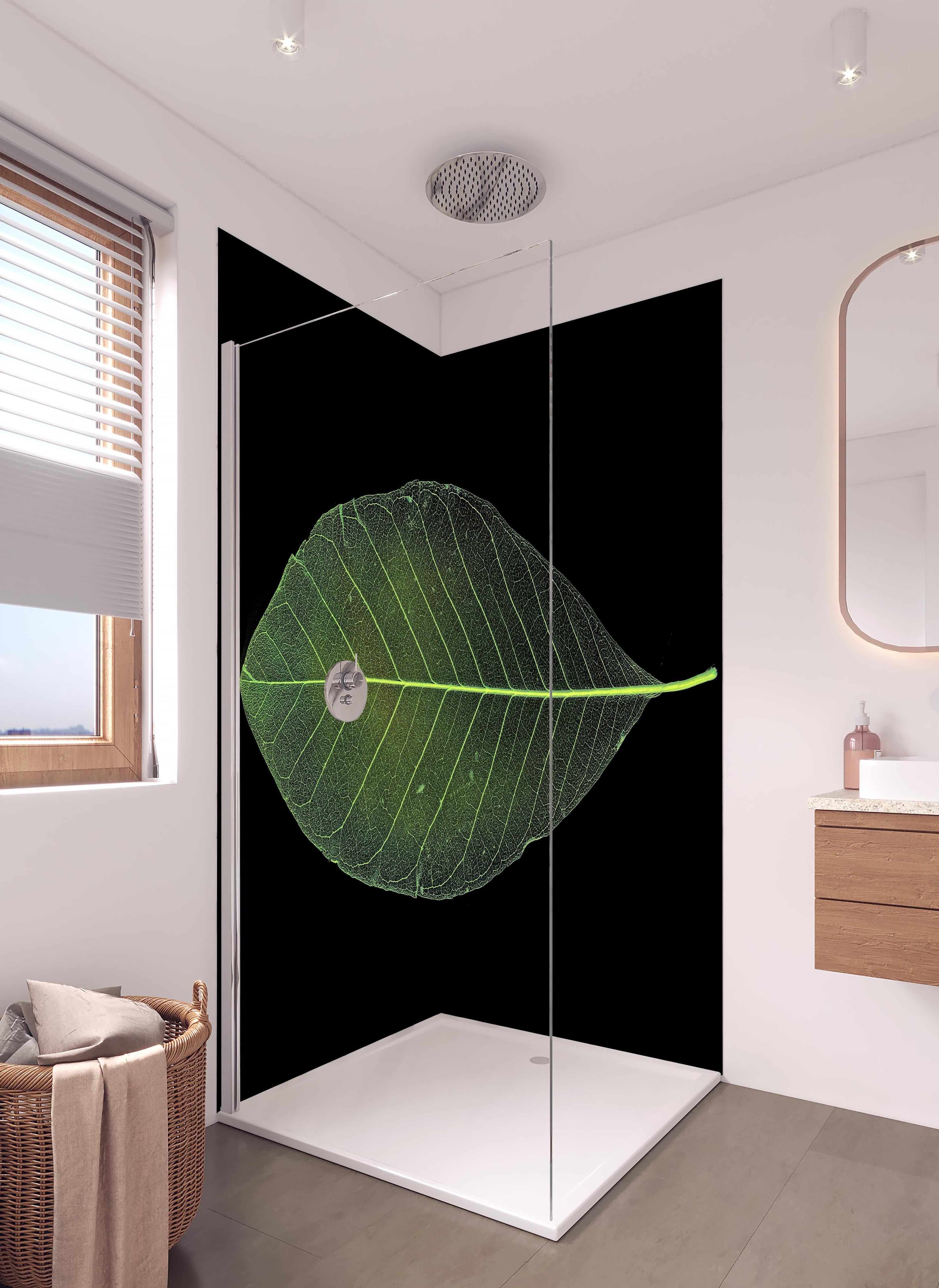 Duschrückwand - Blatt-Textur-Muster 4 in hellem Badezimmer mit Regenduschkopf - zweiteilige Eck-Duschrückwand