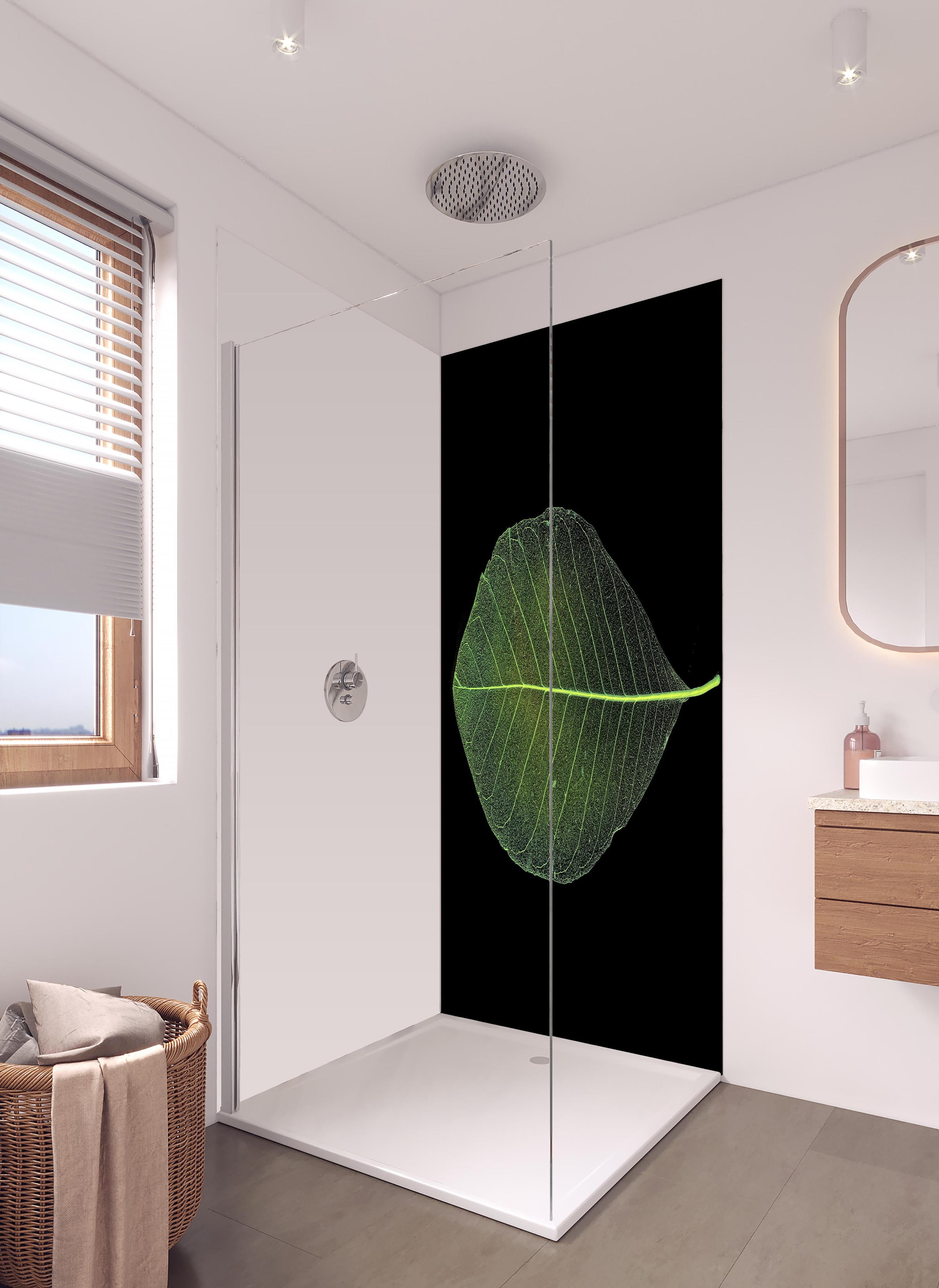 Duschrückwand - Blatt-Textur-Muster 4 in hellem Badezimmer mit Regenduschkopf - zweiteilige Eck-Duschrückwand