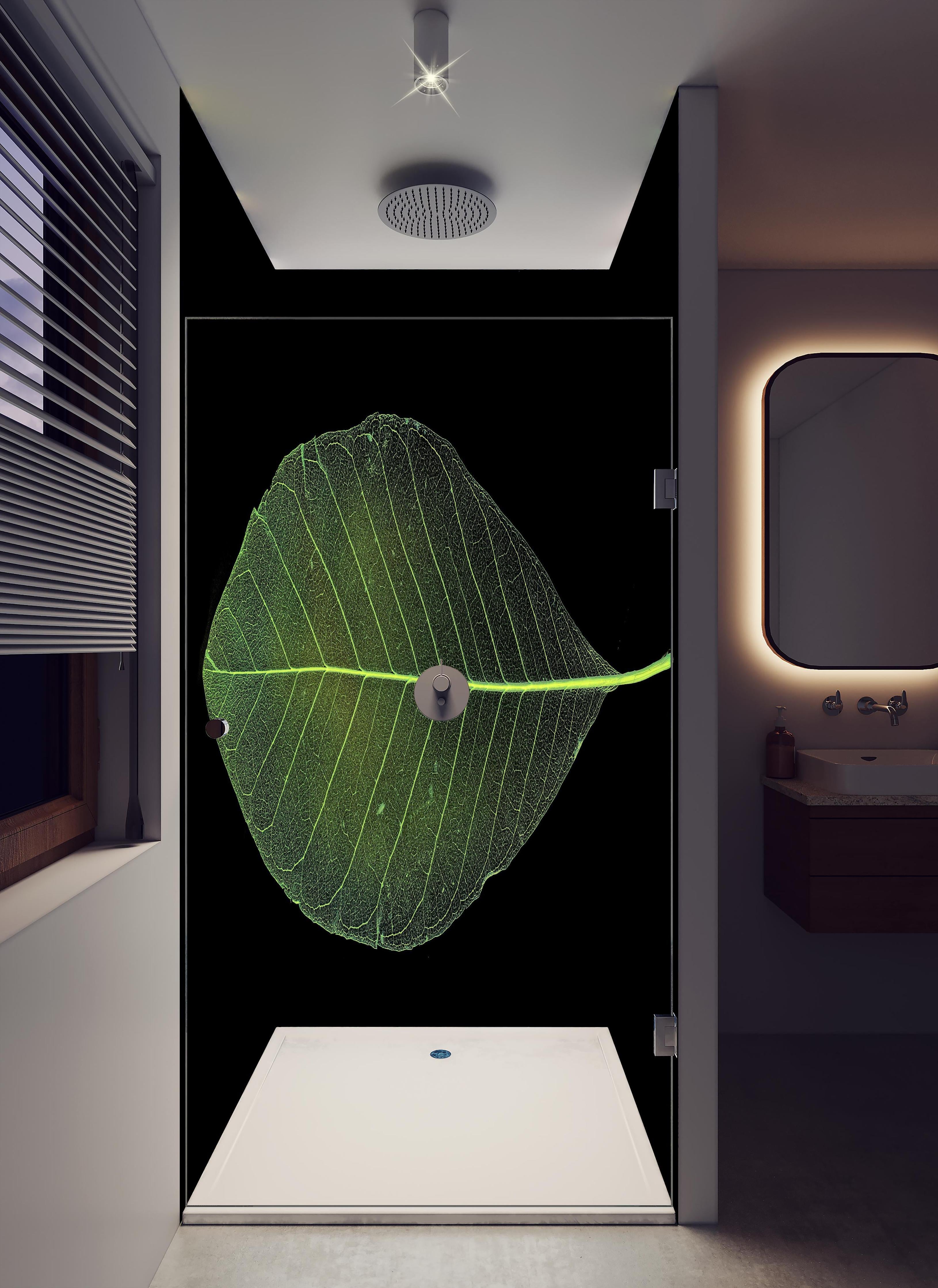 Duschrückwand - Blatt-Textur-Muster 4 in hellem Badezimmer mit Regenduschkopf - zweiteilige Eck-Duschrückwand