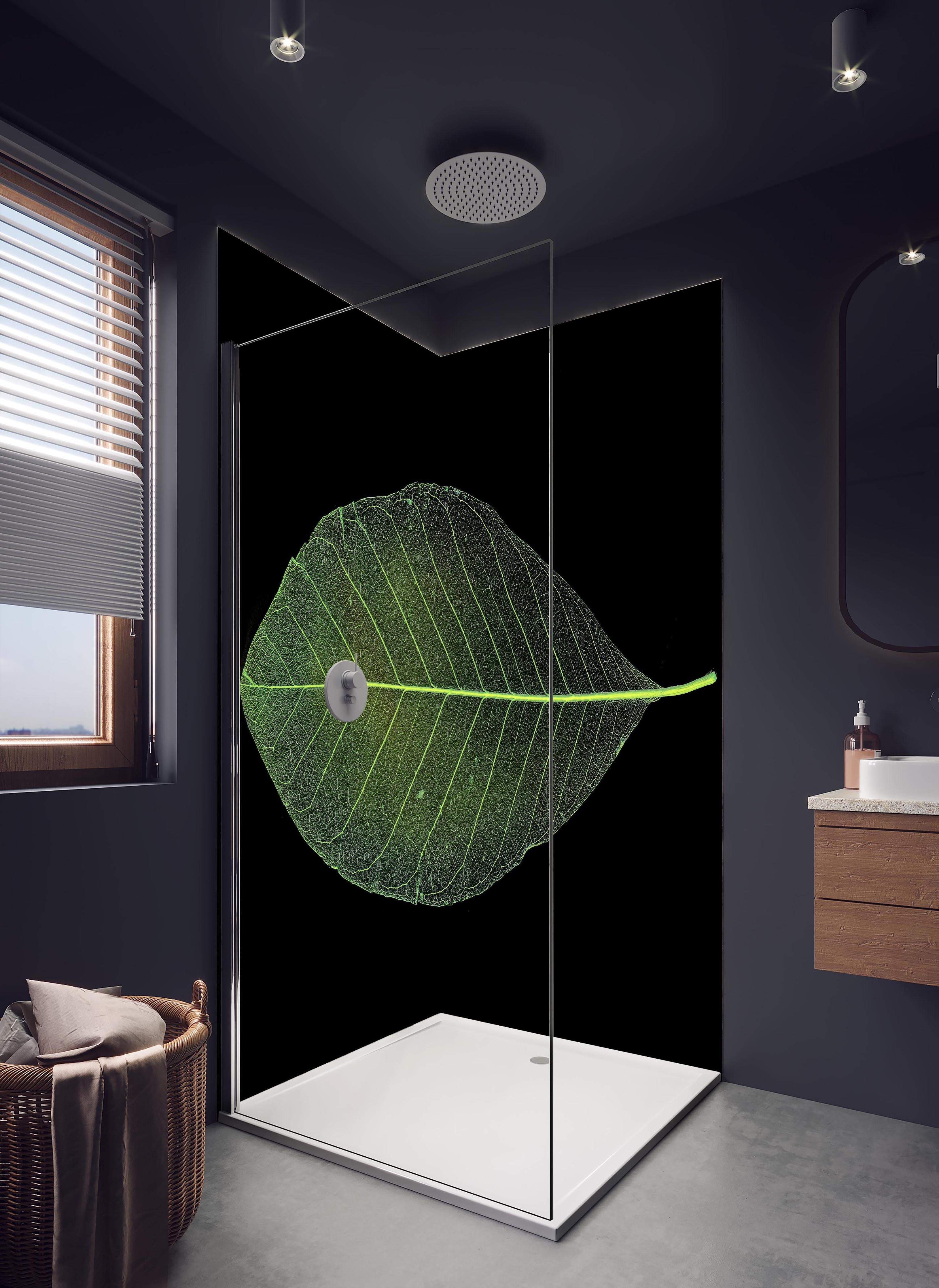 Duschrückwand - Blatt-Textur-Muster 4 in hellem Badezimmer mit Regenduschkopf - zweiteilige Eck-Duschrückwand