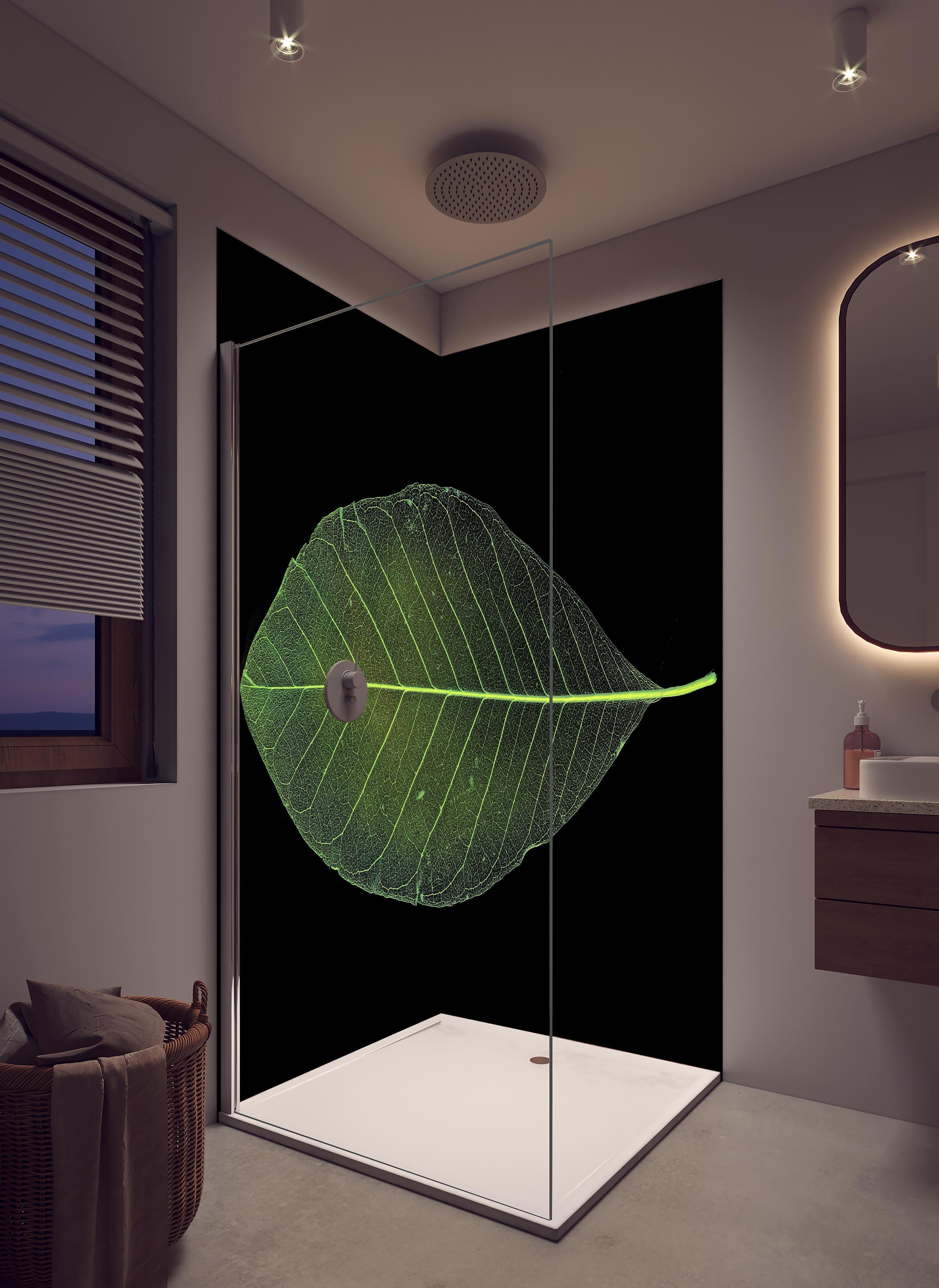 Duschrückwand - Blatt-Textur-Muster 4 in hellem Badezimmer mit Regenduschkopf - zweiteilige Eck-Duschrückwand