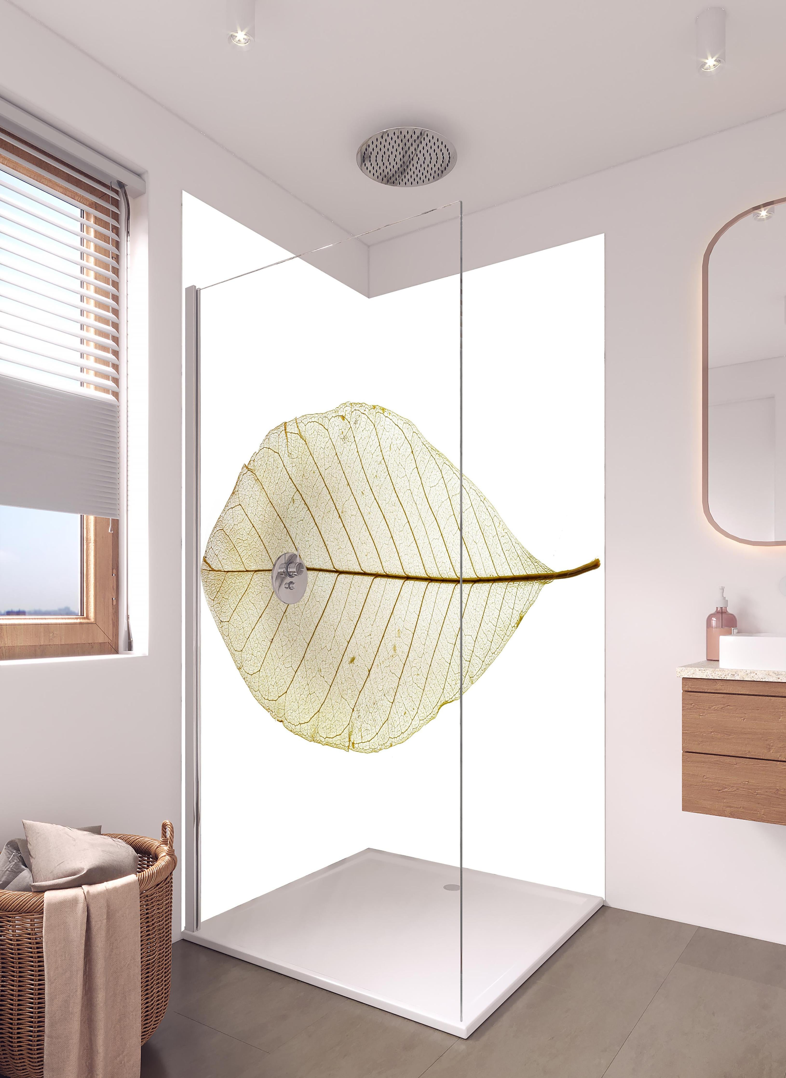 Duschrückwand - Blatt-Textur-Muster in hellem Badezimmer mit Regenduschkopf - zweiteilige Eck-Duschrückwand